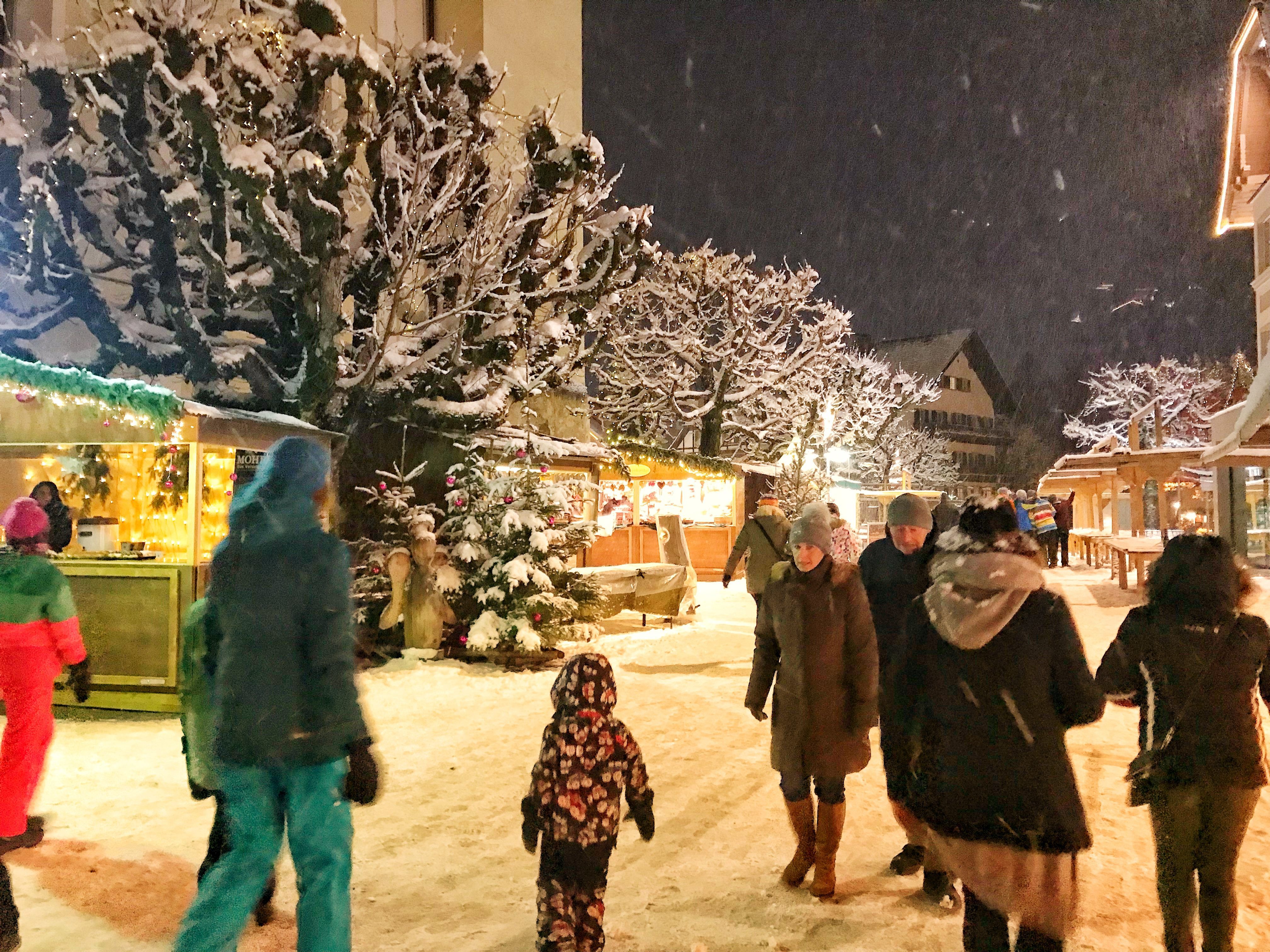 Stimmungsvolle Atmosphäre beim ersten Christkindlimarkt am Kirchplatz in Schruns