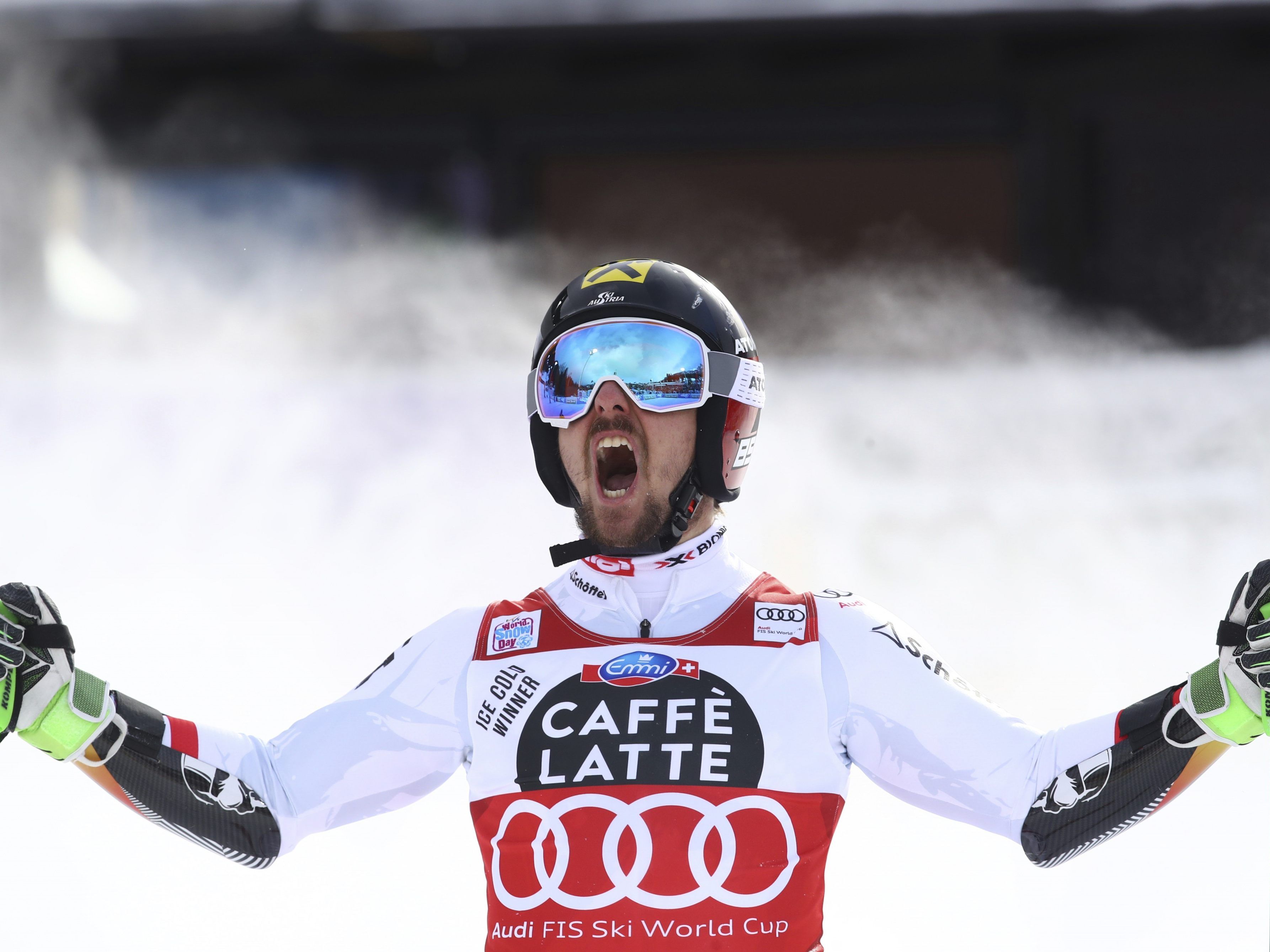 Im Gesamtweltcup übernahm Hirscher ex aequo mit dem Norweger Aksel Lund Svindal die Führung.