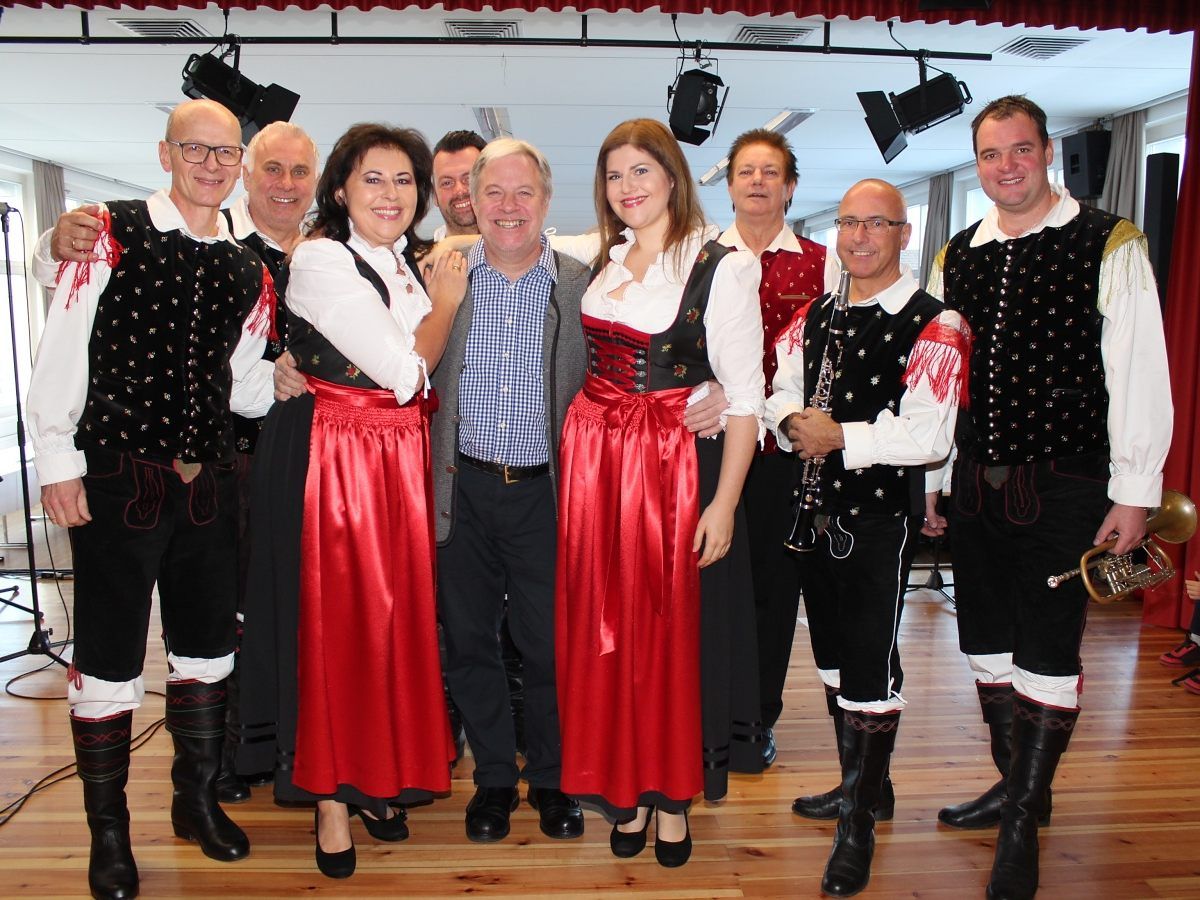 Wirt Hanspeter Tauber mit dem Ensemble „KrainerBluat“. Wirt Hanspeter Tauber mit dem Ensemble „KrainerBluat“.