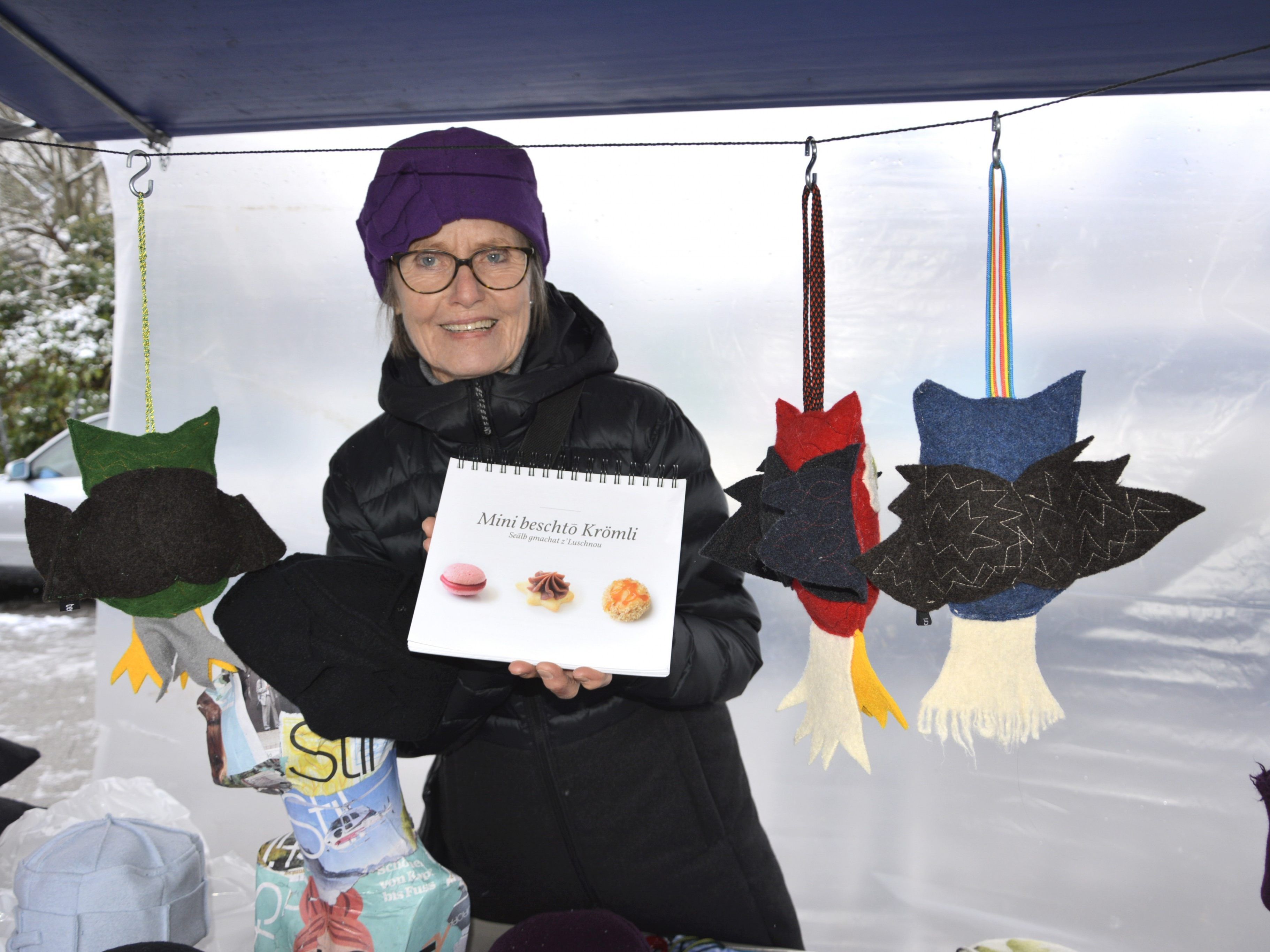 An einem Marktstand beim Auer Adventmarkt bot Christine Waibel auch das neue Lustenauer Backbuch an. An einem Marktstand beim Auer Adventmarkt bot Christine Waibel auch das neue Lustenauer Backbuch an.