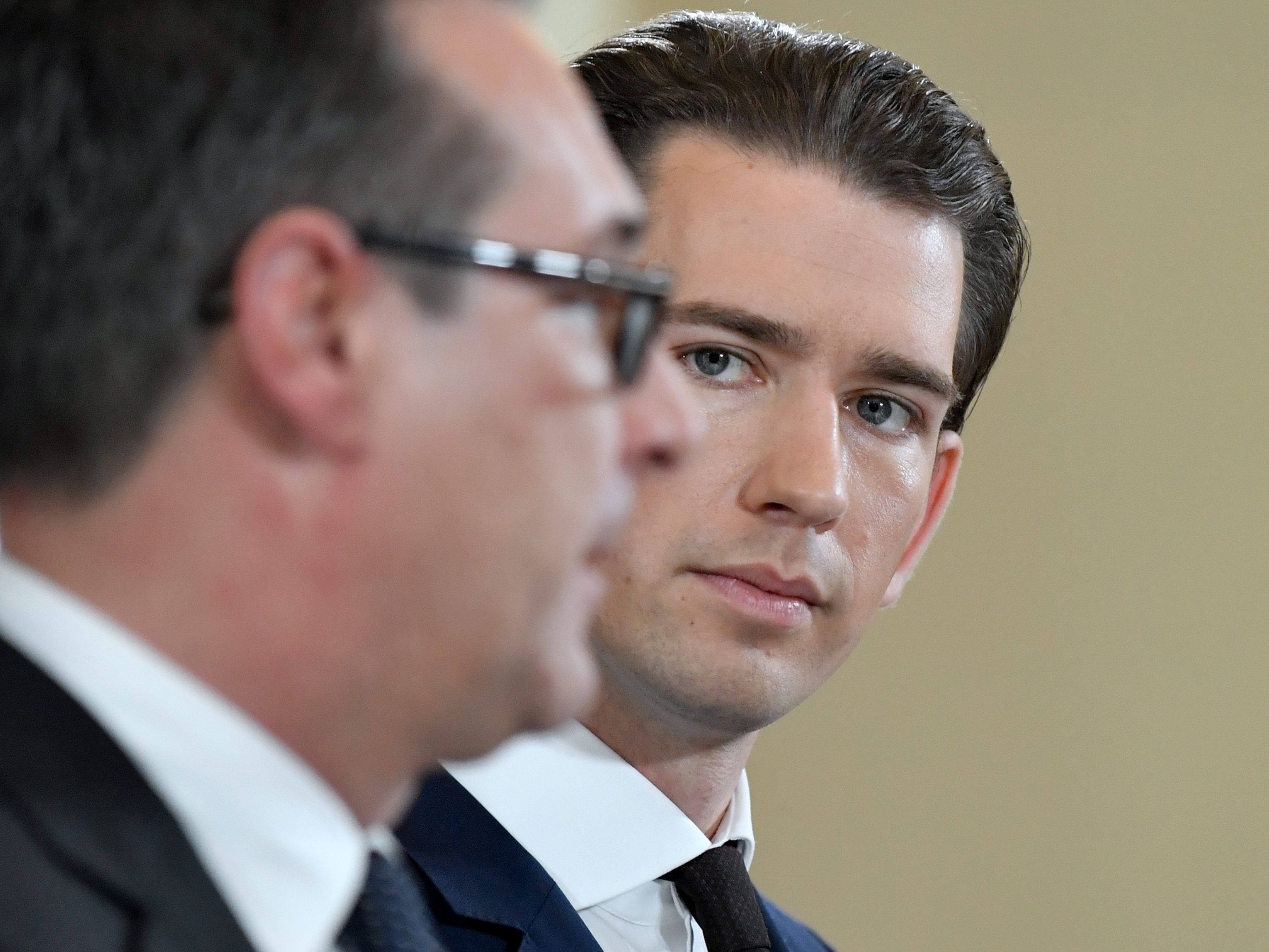 Sollte sich Sebastian Kurz in der Frage des Rauchverbots gegen HC Strache durchsetzen?