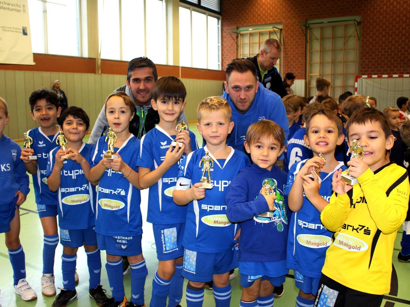 Das junge U7-Team des SV typico Lochau mit den Trainern Predrag Zivanovic und Marcel Praml freute sich nach großartiger Leistung über den „goldenen“ Fußballspieler. Das junge U7-Team des SV typico Lochau mit den Trainern Predrag Zivanovic und Marcel Praml freute sich nach großartiger Leistung über den „goldenen“ Fußballspieler.