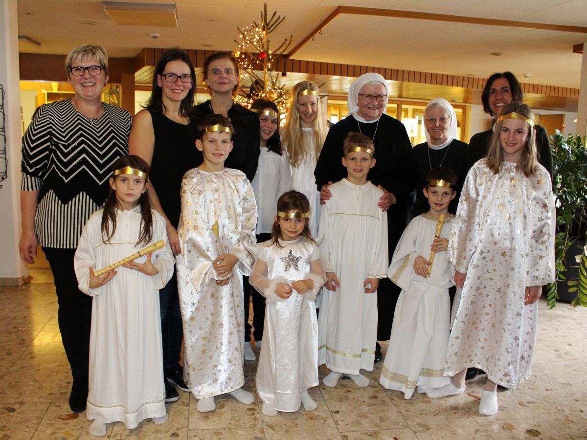 Der Führungskreis des Jesuheims, Renate Bauer sowie Michaela Schmid mit ihren Weihnachtsengeln erfreuten Bewohner, Angehörige und Besucher des Hauses mit einer sehr stimmungsvollen Weihnachtsfeier.