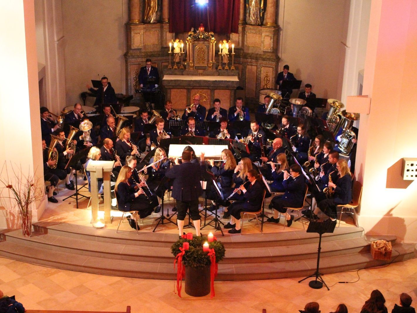 Konzert zur Adventszeit im wunderbaren Ambiente der Pfarrkirche – ein Beitrag des Musikvereines Lochau zu einer besinnlich gestalteten Vorweihnachtszeit. Konzert zur Adventszeit im wunderbaren Ambiente der Pfarrkirche – ein Beitrag des Musikvereines Lochau zu einer besinnlich gestalteten Vorweihnachtszeit.