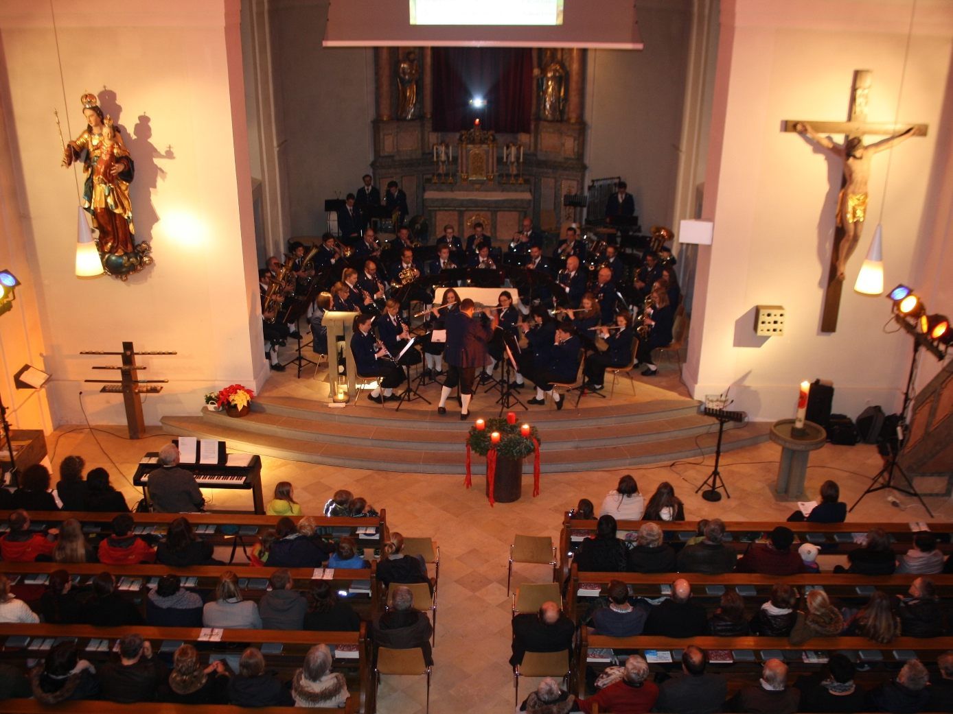 Konzert zur Adventszeit – ein Beitrag des Musikvereines Lochau zu einer besinnlich gestalteten Vorweihnachtszeit. Konzert zur Adventszeit – ein Beitrag des Musikvereines Lochau zu einer besinnlich gestalteten Vorweihnachtszeit.