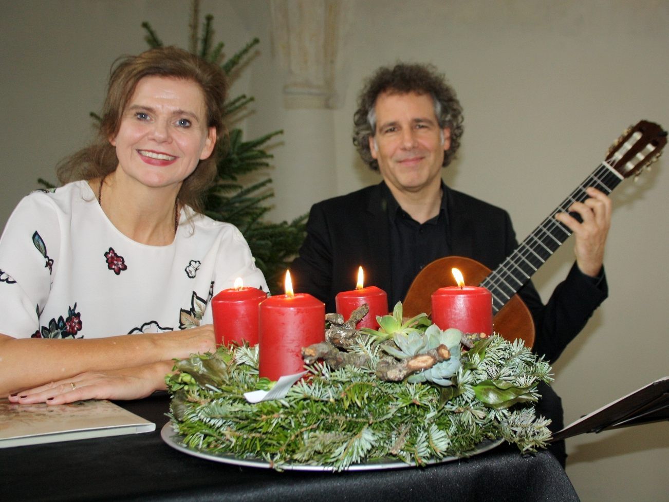 Als bewährte und geschätzte Interpreten gestalten auch in diesem Jahr Renate Bauer und Alexander Swete den traditionellen „Schloss Hofener Advent“. Als bewährte und geschätzte Interpreten gestalten auch in diesem Jahr Renate Bauer und Alexander Swete den traditionellen „Schloss Hofener Advent“.