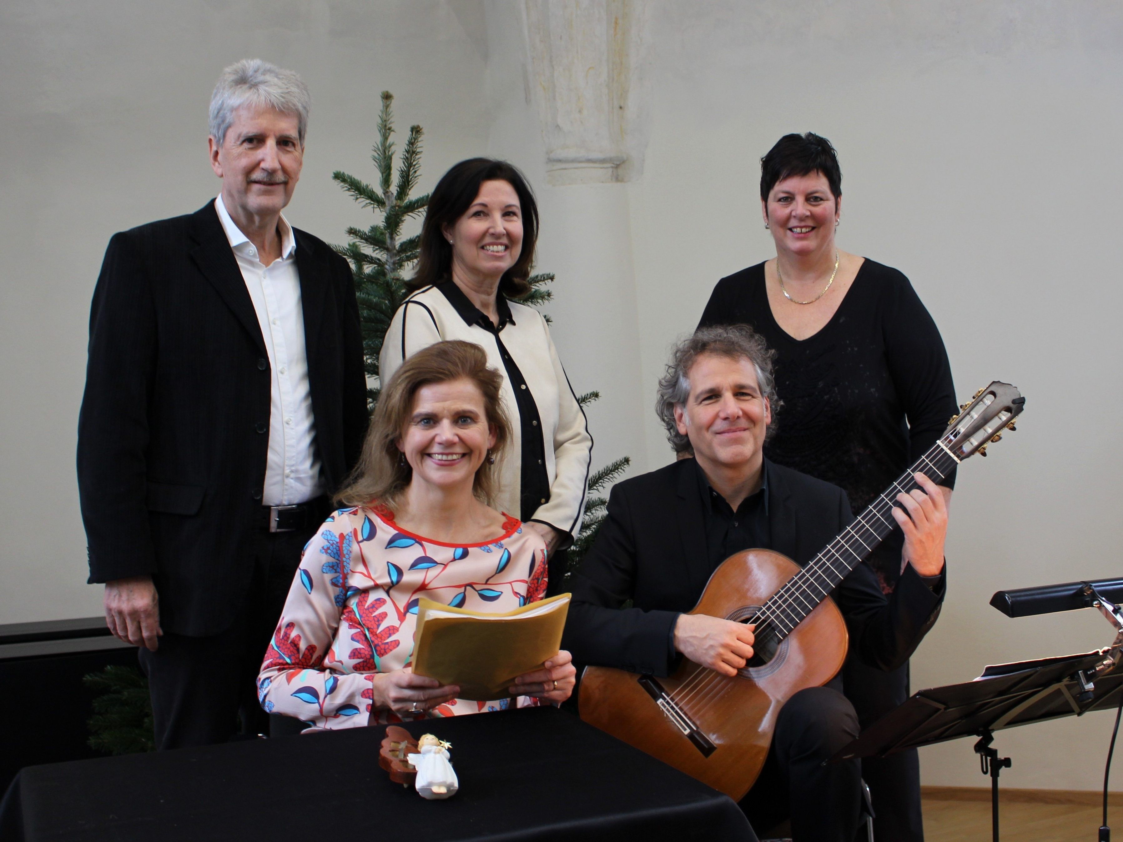 Renate Bauer (Rezitation) und Alexander Swete (Gitarre) mit Manfred Obexer, Gabriele Berlinger und Obfrau Petra Rührnschopf vom Kulturausschuss der Gemeinde Lochau. Renate Bauer (Rezitation) und Alexander Swete (Gitarre) mit Manfred Obexer, Gabriele Berlinger und Obfrau Petra Rührnschopf vom Kulturausschuss der Gemeinde Lochau.