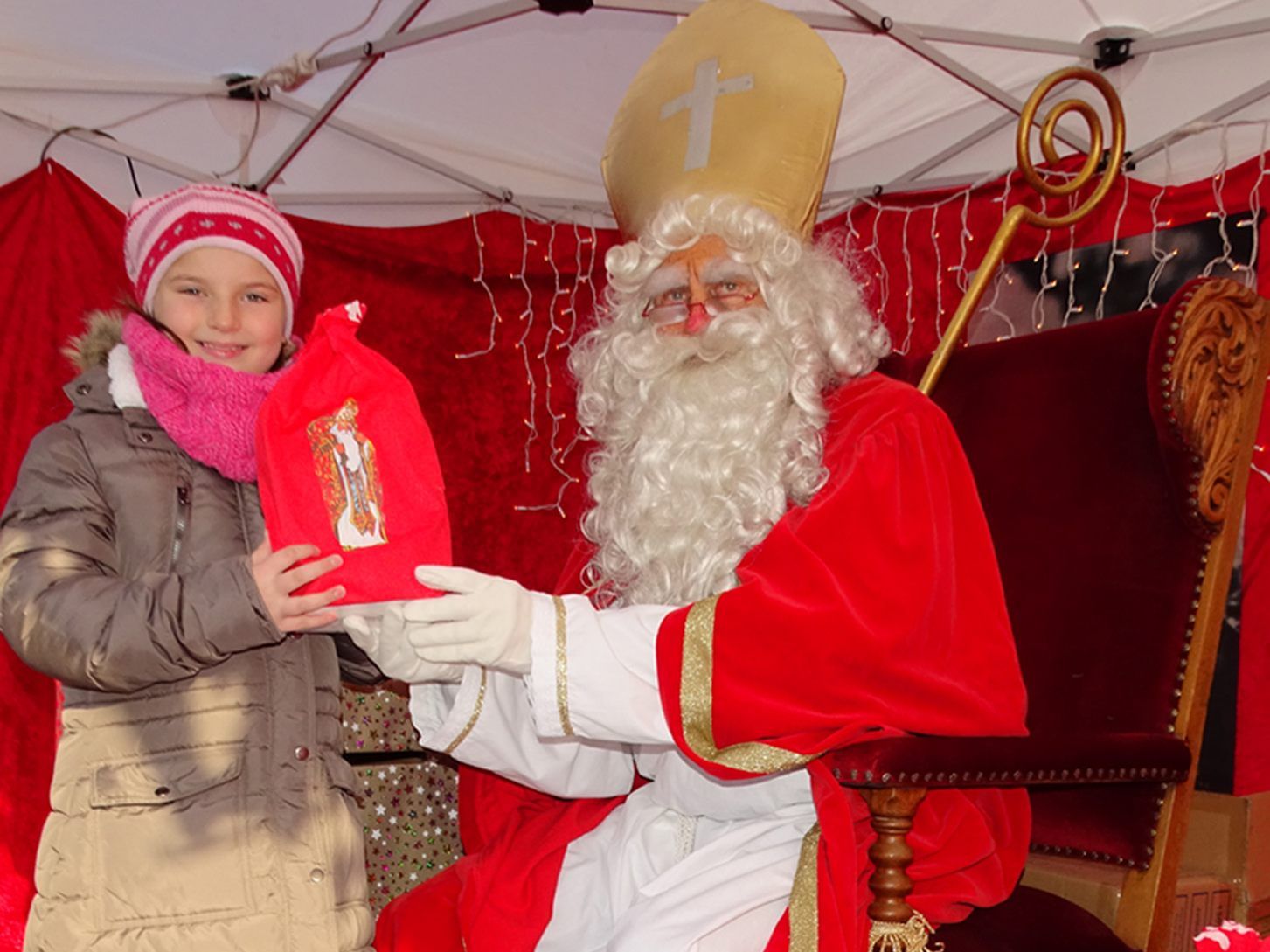 Der Nikolaus nahm die Weihnachtswünsche entgegen und verteilte „Klosasäckle“. Der Nikolaus nahm die Weihnachtswünsche entgegen und verteilte „Klosasäckle“.