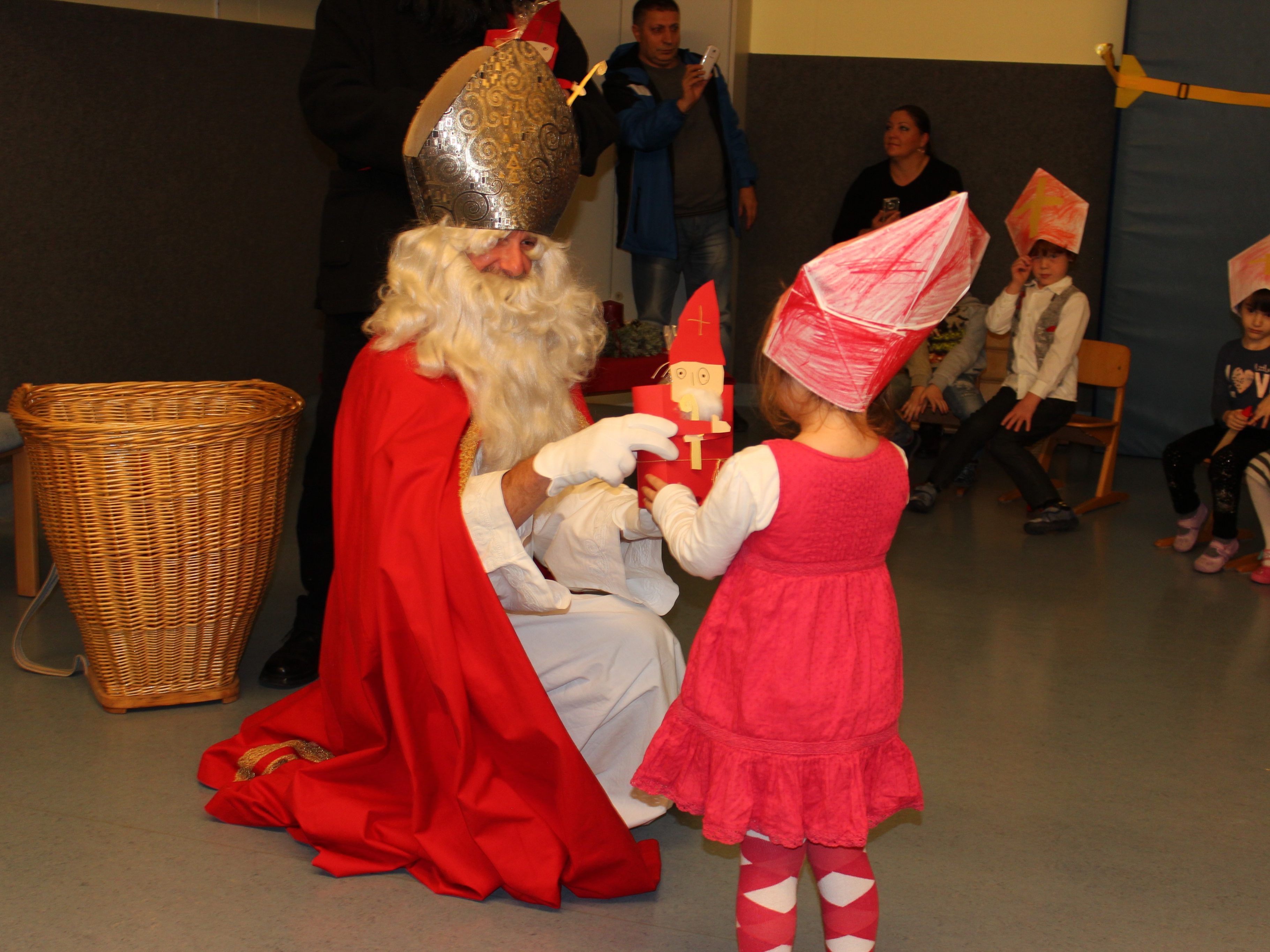 Der Nikolaus erfreut die Kinder mit seinem Besuch im Dezember