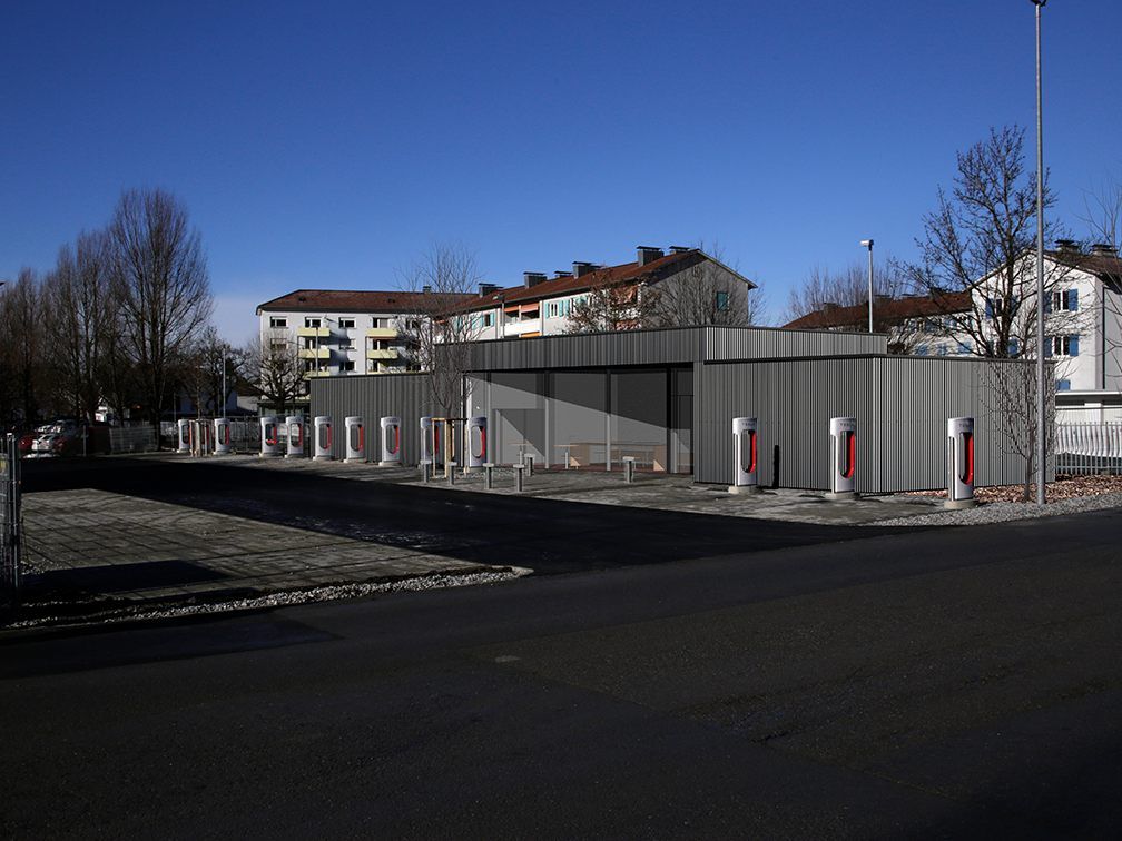 Größter Supercharger Zentraleuropas eröffnet bei VKW in Bregenz. Größter Supercharger Zentraleuropas eröffnet bei VKW in Bregenz.