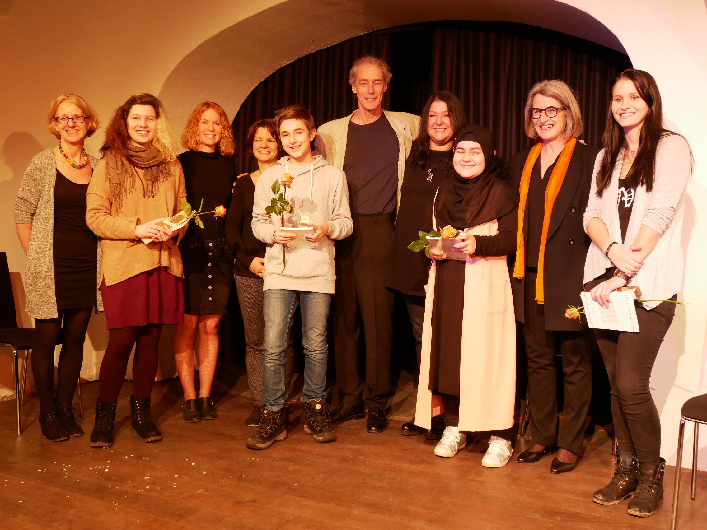 Die Preisträger des Wettbewerbs mit dem Schauspiel-Ensemble, das die Minidramen aufführte. Die Preisträger des Wettbewerbs mit dem Schauspiel-Ensemble, das die Minidramen aufführte.