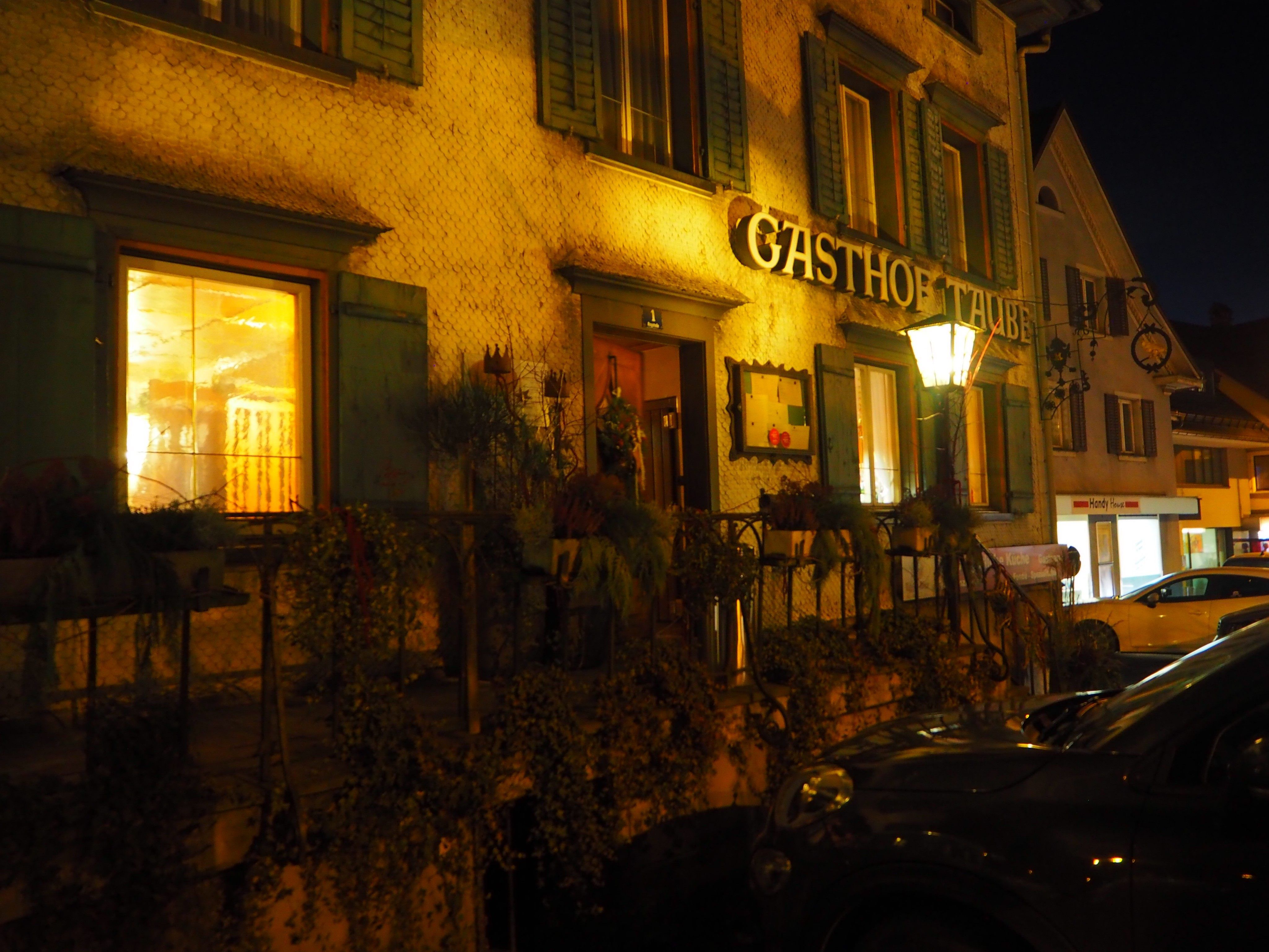 Das Gasthaus Taube bei Nacht