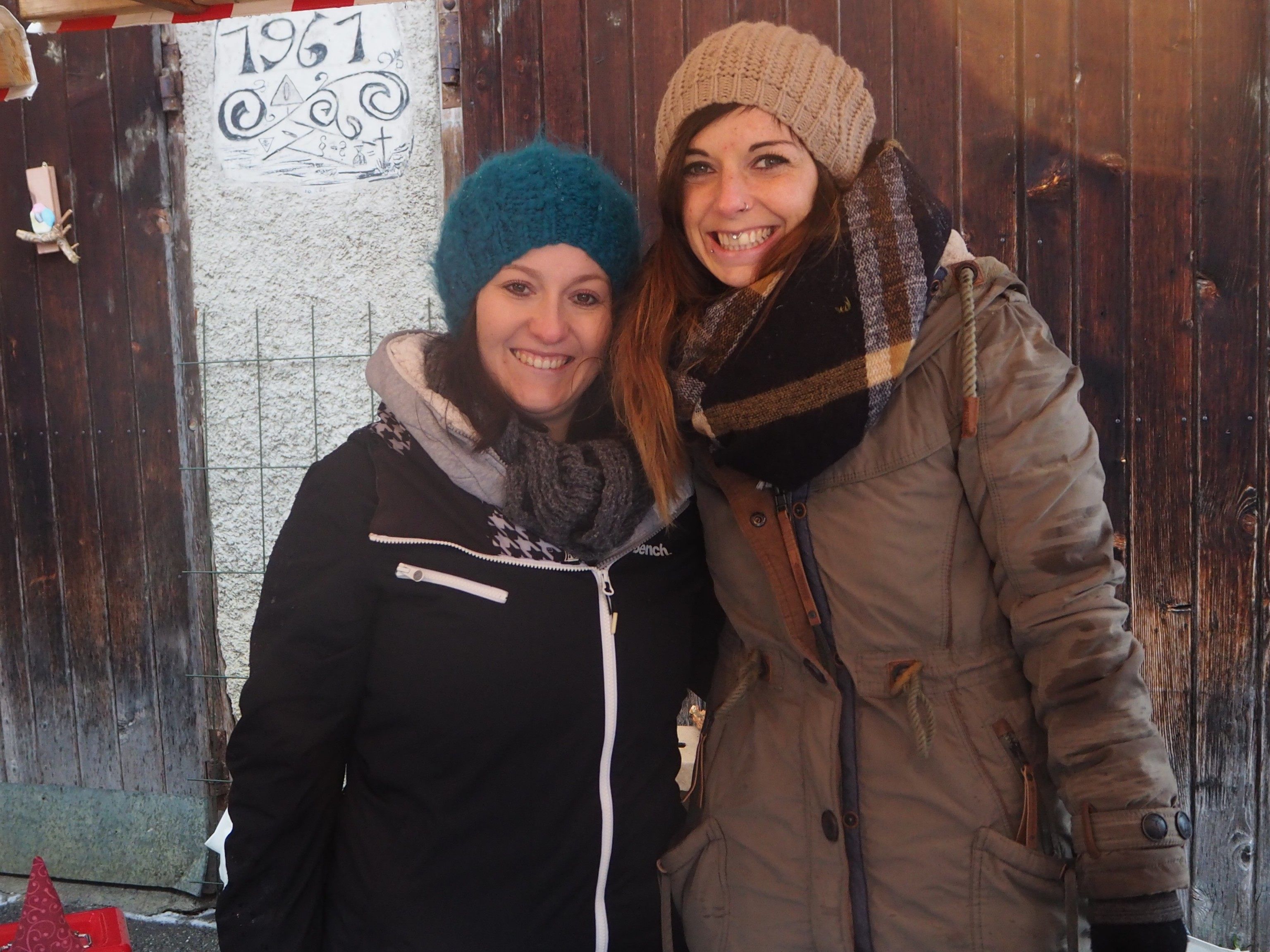 Marina und Kathrin haben trotz des Regens ihren Spaß
