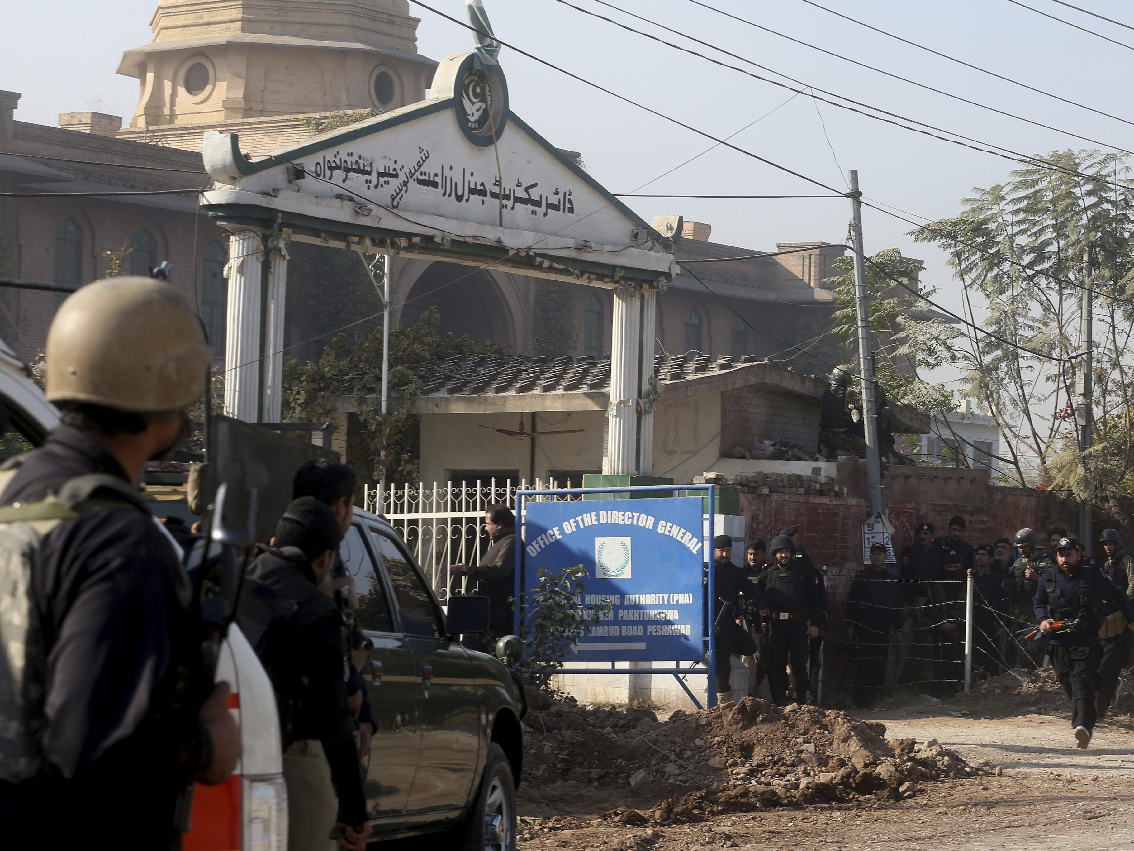 Bei einem Taliban-Angriff im Nordwesten Pakistans kamen 14 Menschen ums Leben. Bei einem Taliban-Angriff im Nordwesten Pakistans kamen 14 Menschen ums Leben.