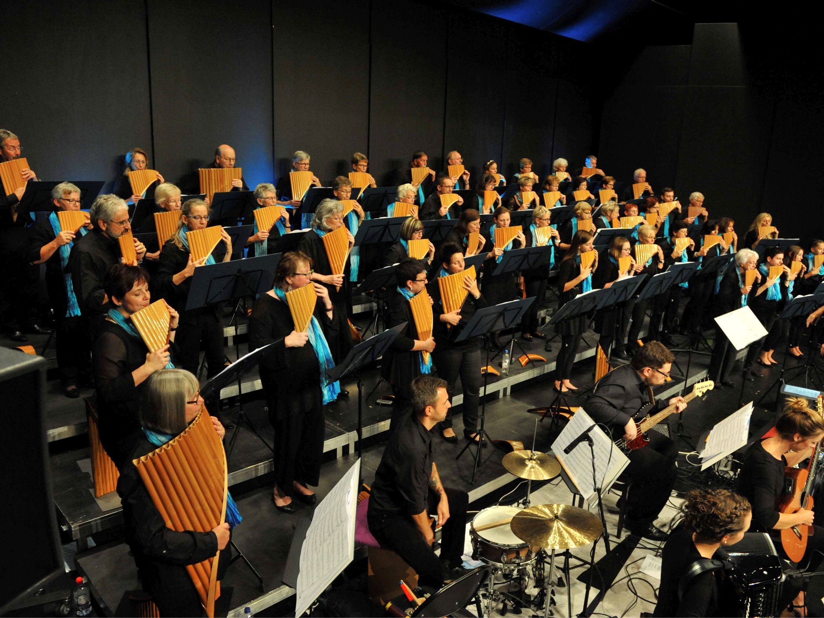 ein Adventkonzert der besonderen Art wird der Panflötenchor aus Liechtenstein am dritten Adventwochenende geben