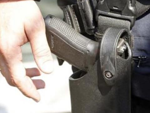 Aus Notwehr hat ein Polizist in Bürs einem betrunkenen Autofahrer beide Fersenbeine durchschossen.