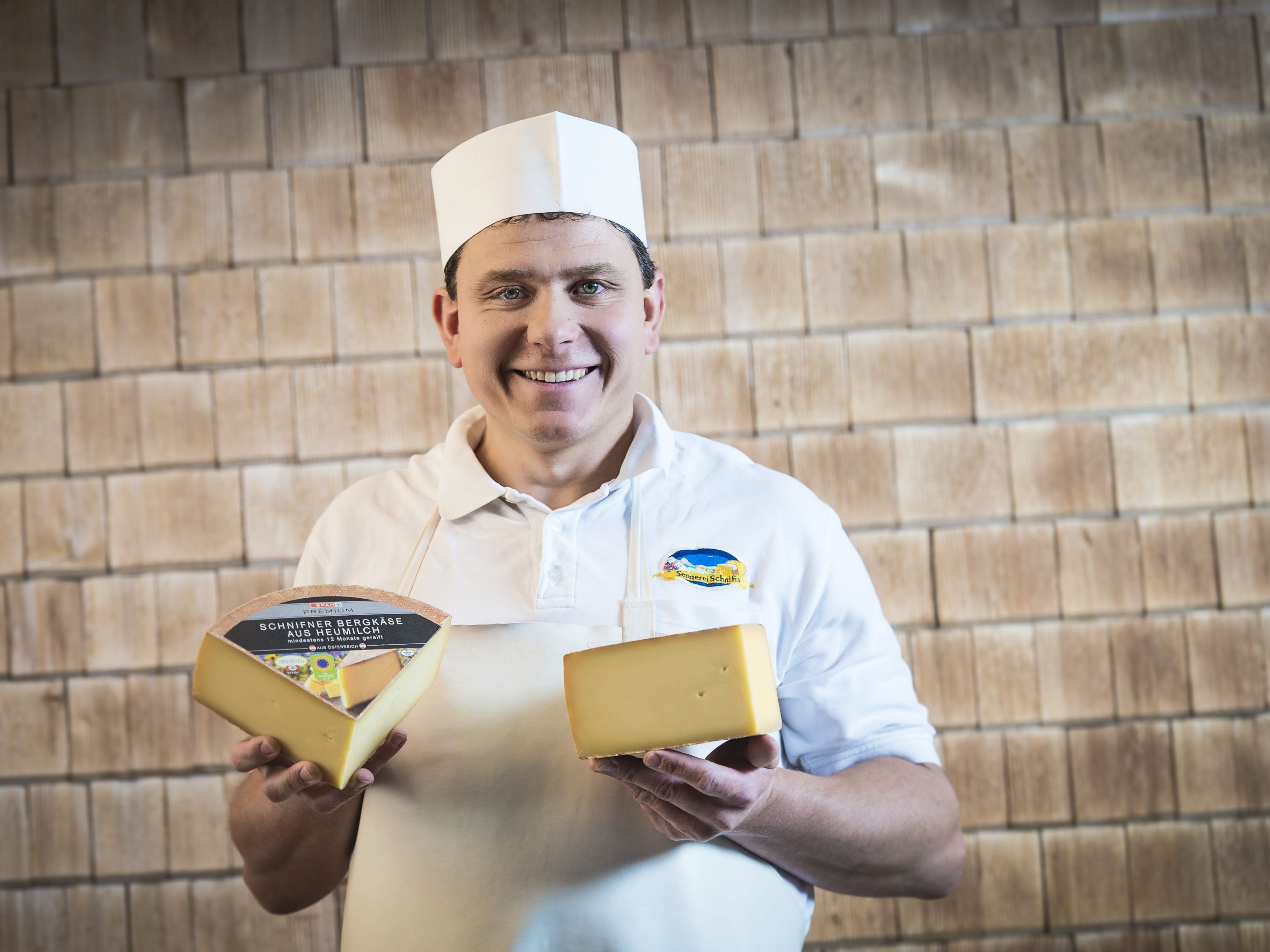 Matthias Hartmann, Senner in Schnifis, ist stolz auf seinen Schnifner Bergkäse, der gänzlich ohne schädliche Stoffe hergestellt wird. Matthias Hartmann, Senner in Schnifis, ist stolz auf seinen Schnifner Bergkäse, der gänzlich ohne schädliche Stoffe hergestellt wird.