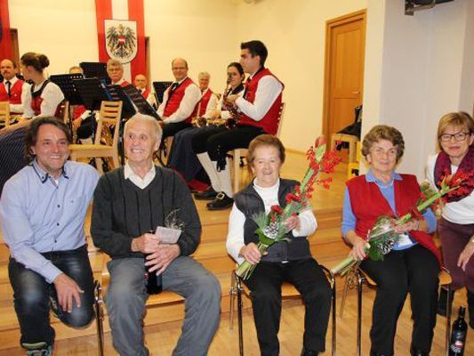v.l. Bürgermeister Thomas Zudrell, Gottfried Vonderleu (90. Geburtstag) mit Gattin Anni, Ida Vonderleu (85. Geburtstag) sowie Vizebürgermeisterin Anita Zudrell. v.l. Bürgermeister Thomas Zudrell, Gottfried Vonderleu (90. Geburtstag) mit Gattin Anni, Ida Vonderleu (85. Geburtstag) sowie Vizebürgermeisterin Anita Zudrell.