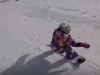 Das einjährige Snowboard-Baby begeistert mit seinen Skills.