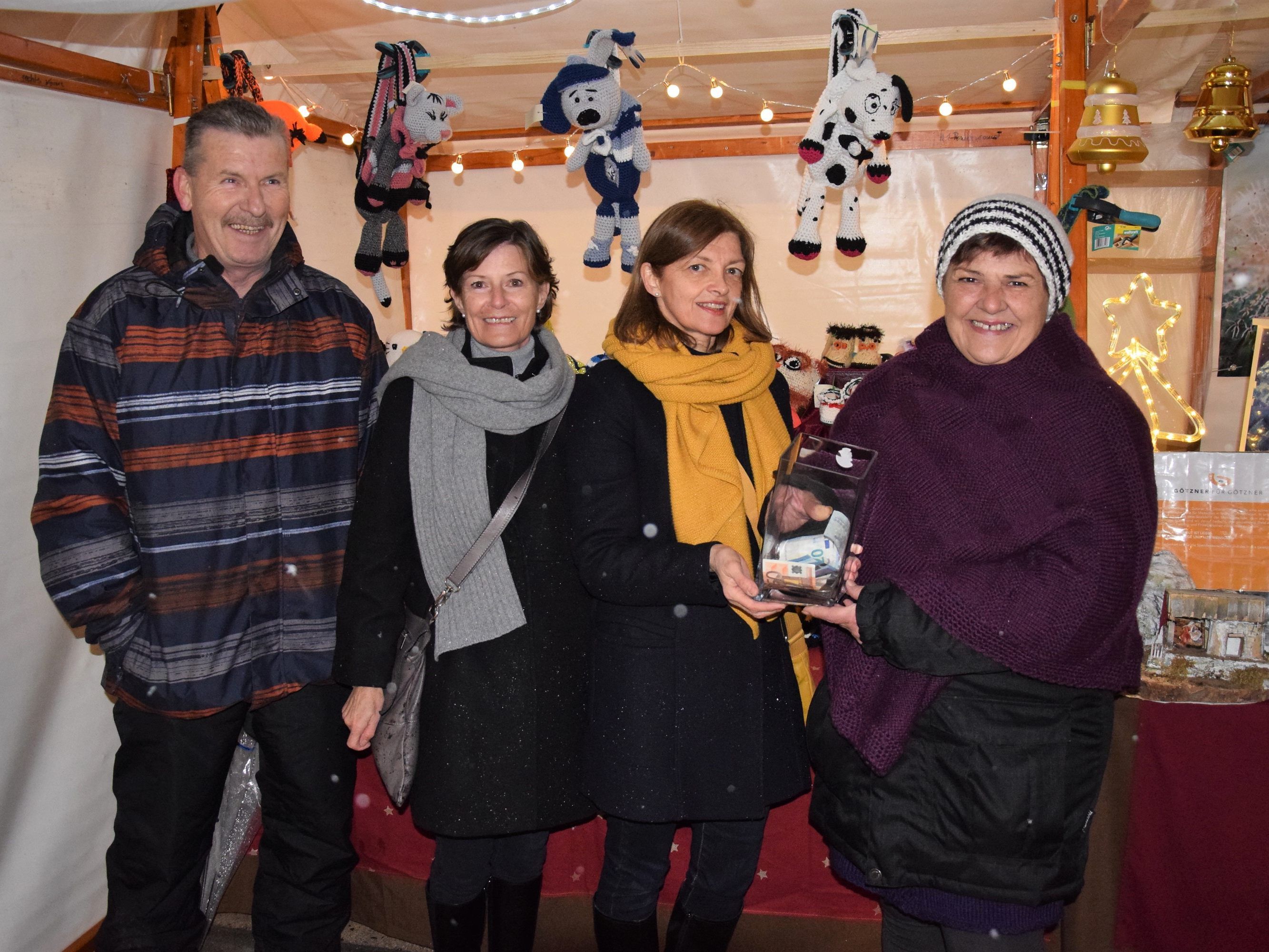 Spendenübergabe am Garnmarkt: v.l.n.r. Günter Prosch, Brigitte Loacker, Doris Klinger und Erika Prosch
