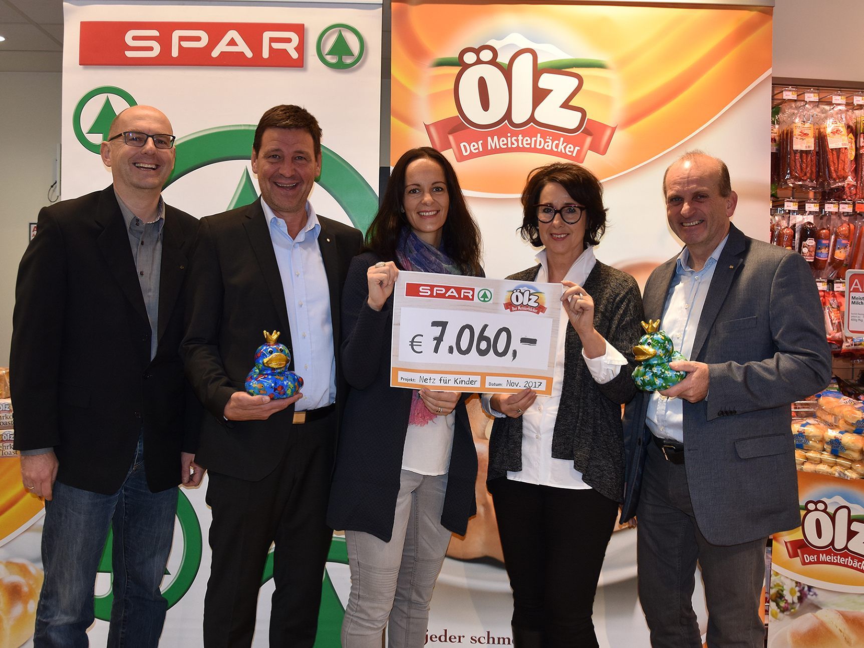 SPAR Vorarlberg Geschäftsführer Gerhard Ritter (2.vl), Einkaufsleiter Martin Rein (l.) und Ölz Verkaufsleiter Vorarlberg Manfred Schönborn (r.) übergeben die Spende an Angelika Fertschnig (2.vr) und Doris Hörburger vom Verein „Netz für Kinder“. SPAR Vorarlberg Geschäftsführer Gerhard Ritter (2.vl), Einkaufsleiter Martin Rein (l.) und Ölz Verkaufsleiter Vorarlberg Manfred Schönborn (r.) übergeben die Spende an Angelika Fertschnig (2.vr) und Doris Hörburger vom Verein „Netz für Kinder“.