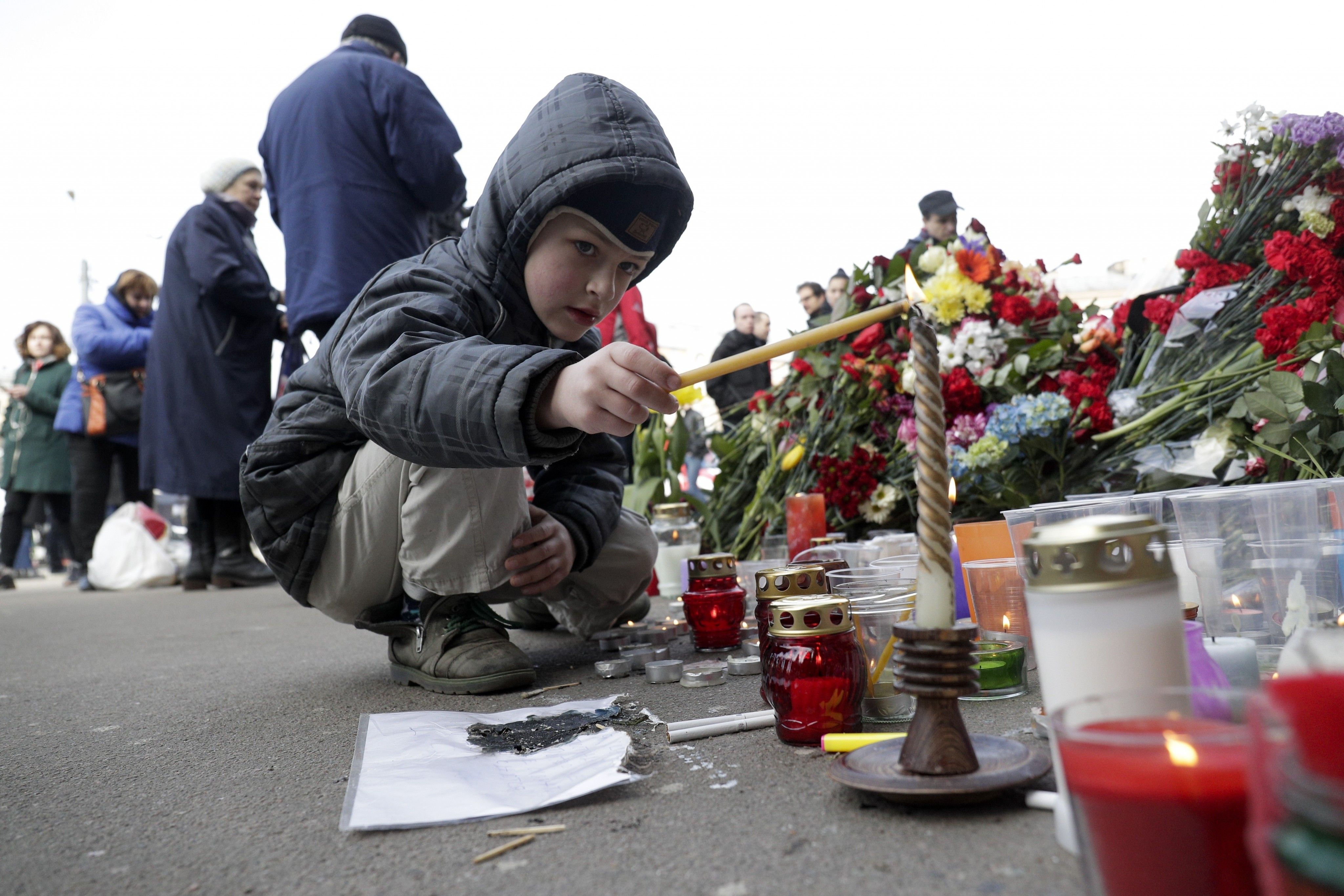 Beim Terroranschlag am 3. April 2017 in Sankt Petersburg tötete ein Selbstmordattentäter 14 Menschen und verletzte 51 Menschen. Beim Terroranschlag am 3. April 2017 in Sankt Petersburg tötete ein Selbstmordattentäter 14 Menschen und verletzte 51 Menschen.