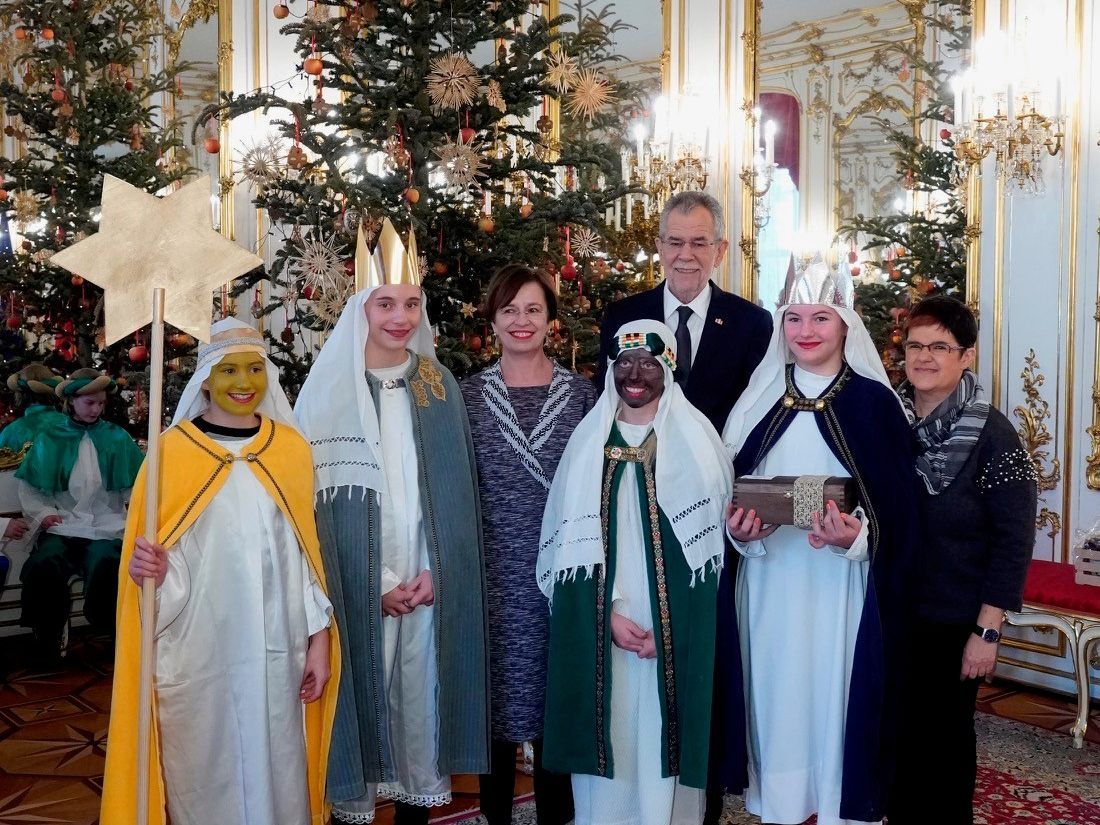 Sternsinger aus der Pfarre Höchst/Gaißau (Diözese Feldkirch) zu Besuch in der Hofburg bei Bundespräsident Alexander Van der Bellen und Ehefrau Doris Schmidauer. Sternsinger aus der Pfarre Höchst/Gaißau (Diözese Feldkirch) zu Besuch in der Hofburg bei Bundespräsident Alexander Van der Bellen und Ehefrau Doris Schmidauer.