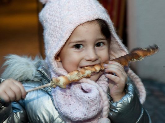 Auf dem Christkindelmarkt Bludenz, Stockbrotgrillen. Auf dem Christkindelmarkt Bludenz, Stockbrotgrillen.