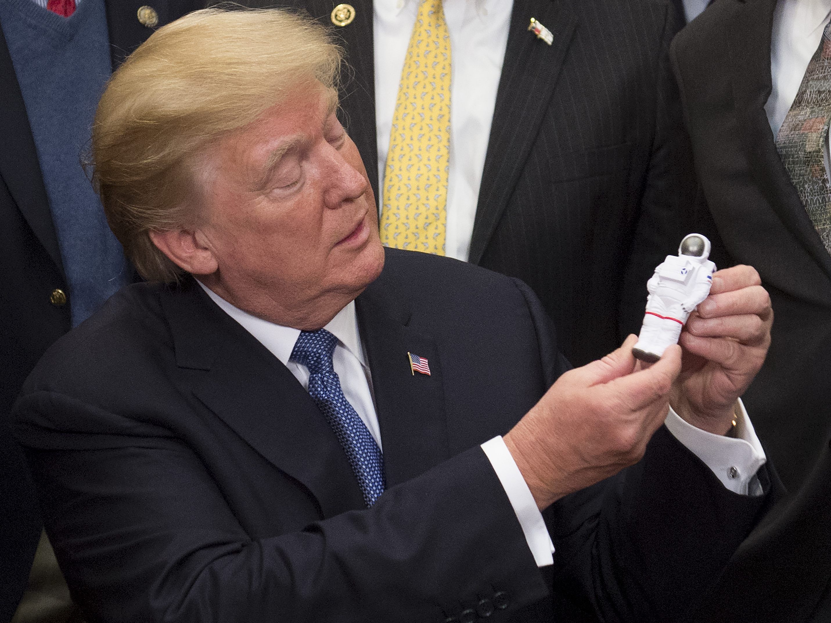 Trump bei der Unterzeichnung der Direktive. Trump bei der Unterzeichnung der Direktive.