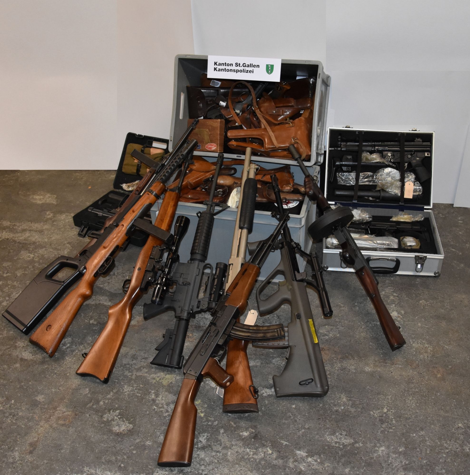 Gefundene verbotene Waffen. - Kantonspolizei St. Gallen Gefundene verbotene Waffen. - Kantonspolizei St. Gallen