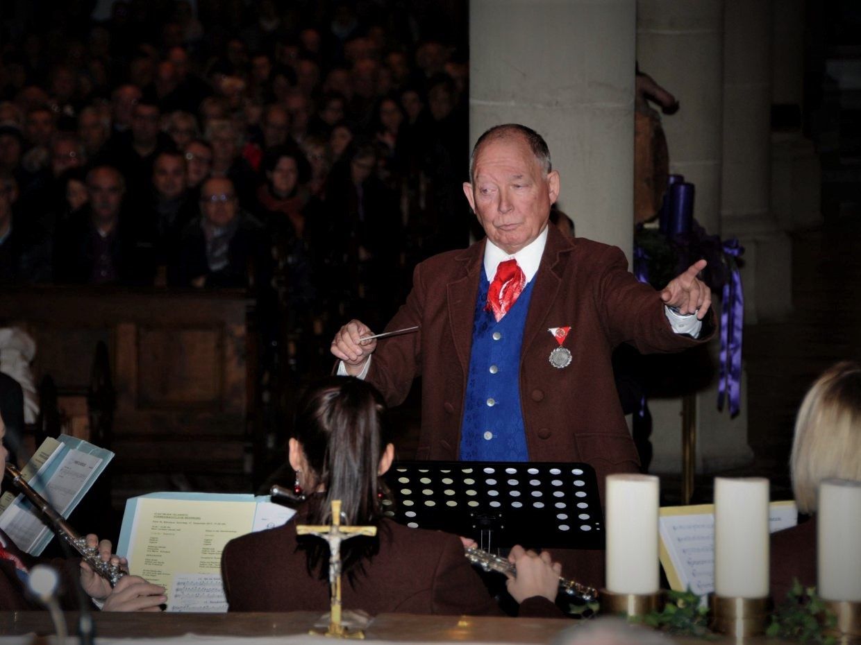 Ehrenkapellmeister Peter Efferl führte durch den Abend.