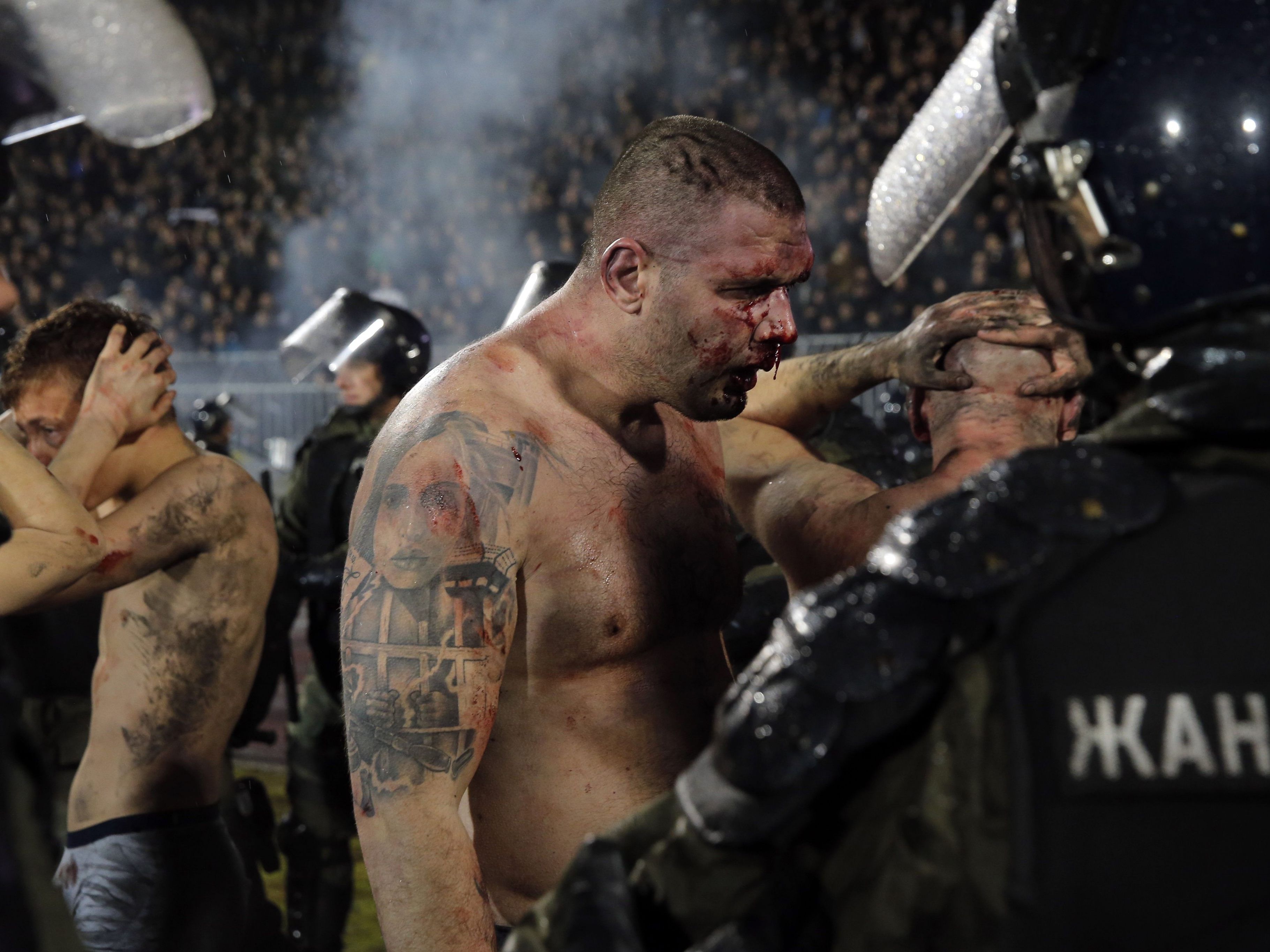 Blutige Nasen und Gesichter beim Derby in Belgrad. Blutige Nasen und Gesichter beim Derby in Belgrad.