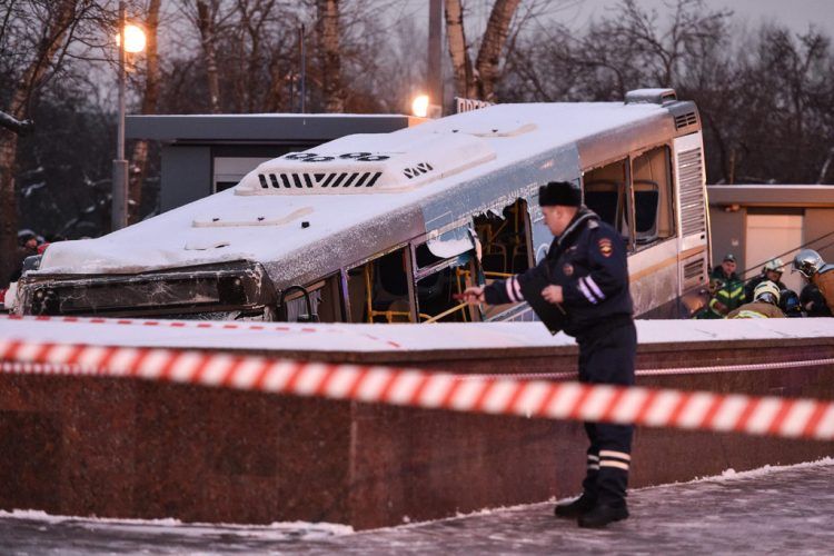Moskau: Bus fährt in Menschenmenge. (Bild: AP) Moskau: Bus fährt in Menschenmenge. (Bild: AP)