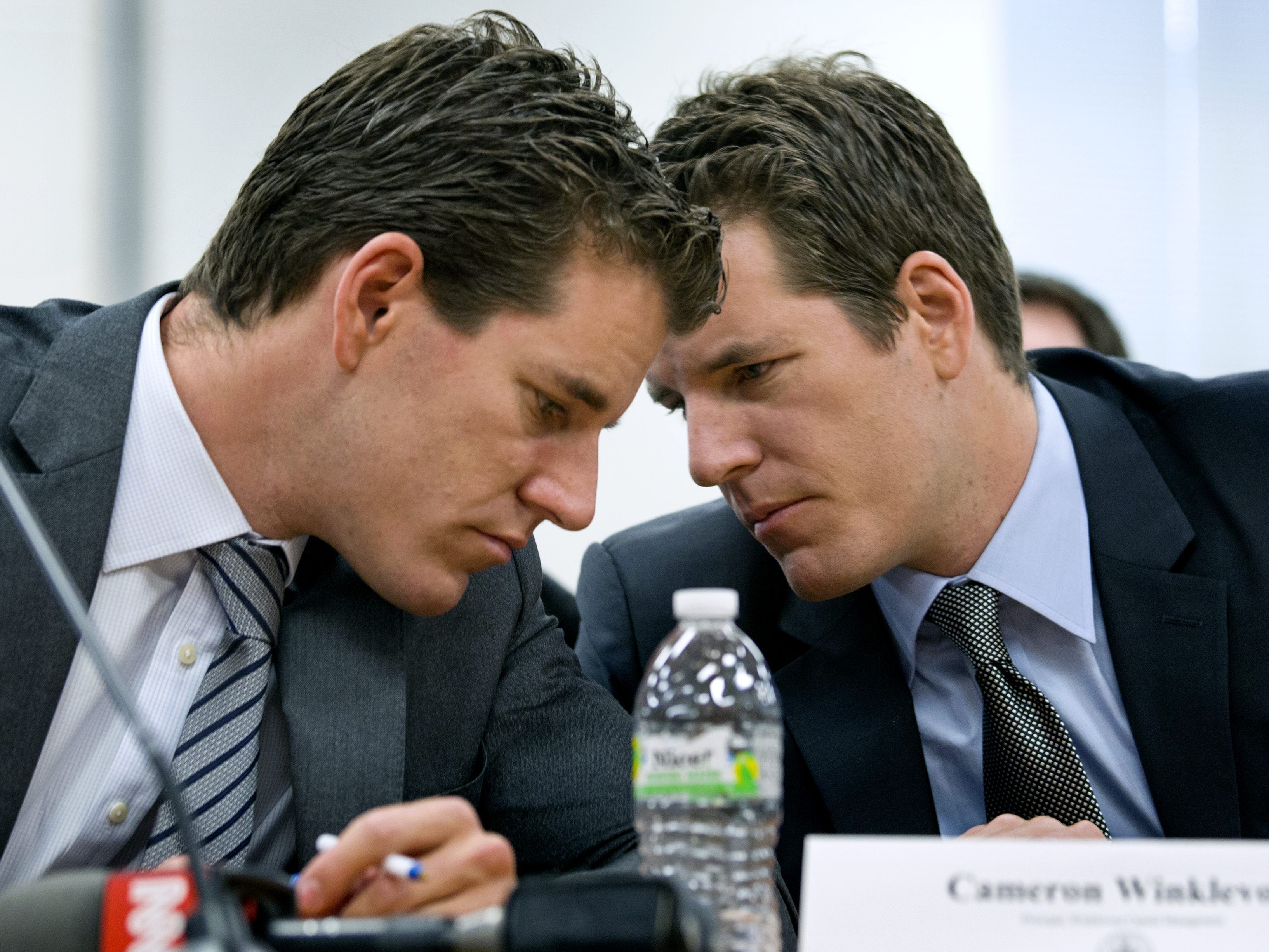 Cameron, links, und Tyler Winklevoss. Cameron, links, und Tyler Winklevoss.