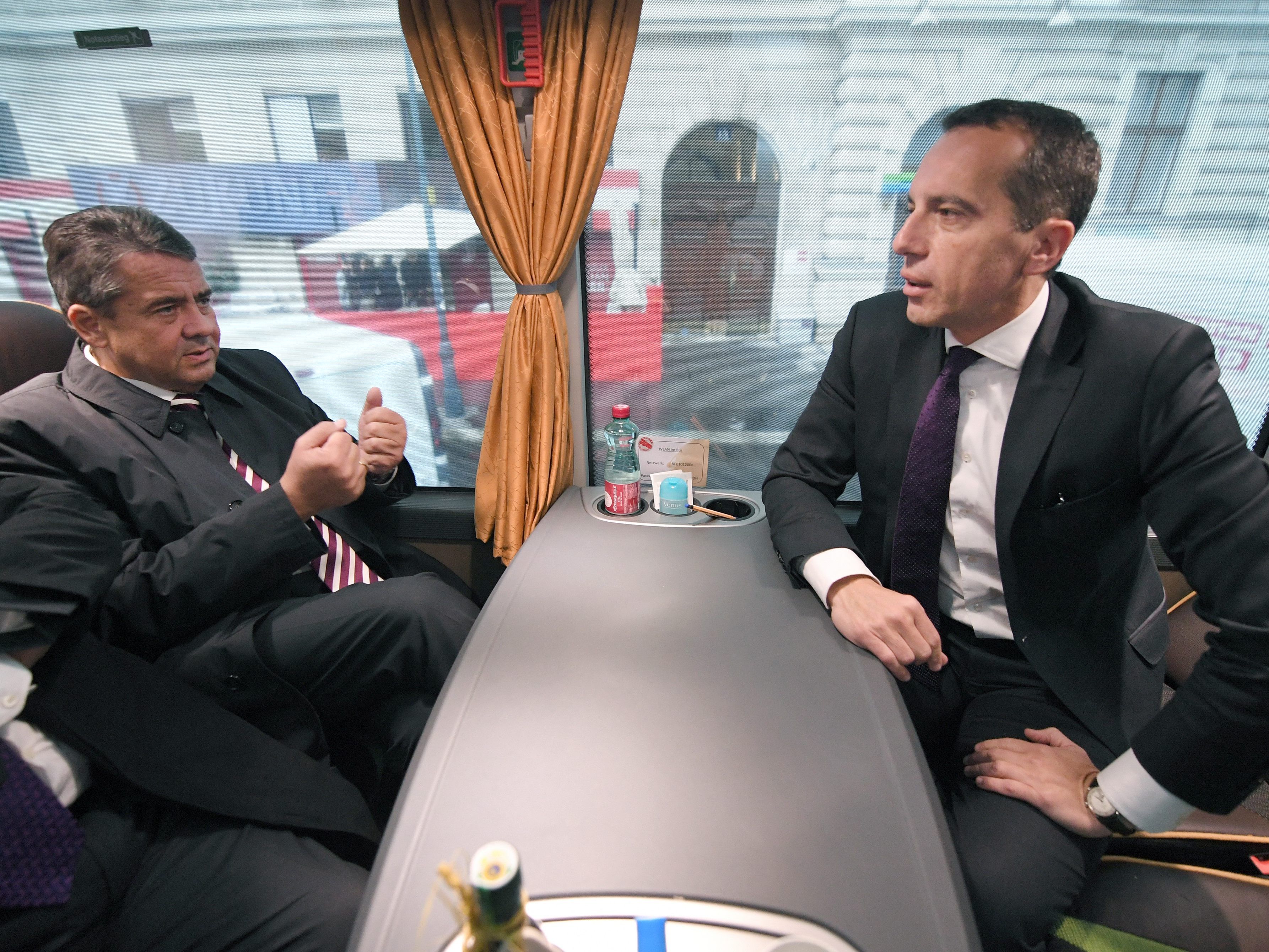Christian Kern (r.) suchte bereits zuvor den Austausch mit deutschen Politikern wie etwa Sigmar Gabriel (l.) Christian Kern (r.) suchte bereits zuvor den Austausch mit deutschen Politikern wie etwa Sigmar Gabriel (l.)