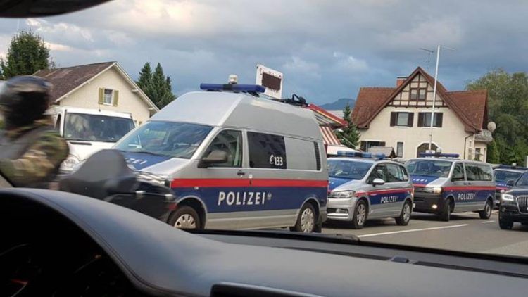 Großaufgebot der Polizei sorgte für Aufsehen. (Bild: Facebook/Vetter) Großaufgebot der Polizei sorgte für Aufsehen. (Bild: Facebook/Vetter)