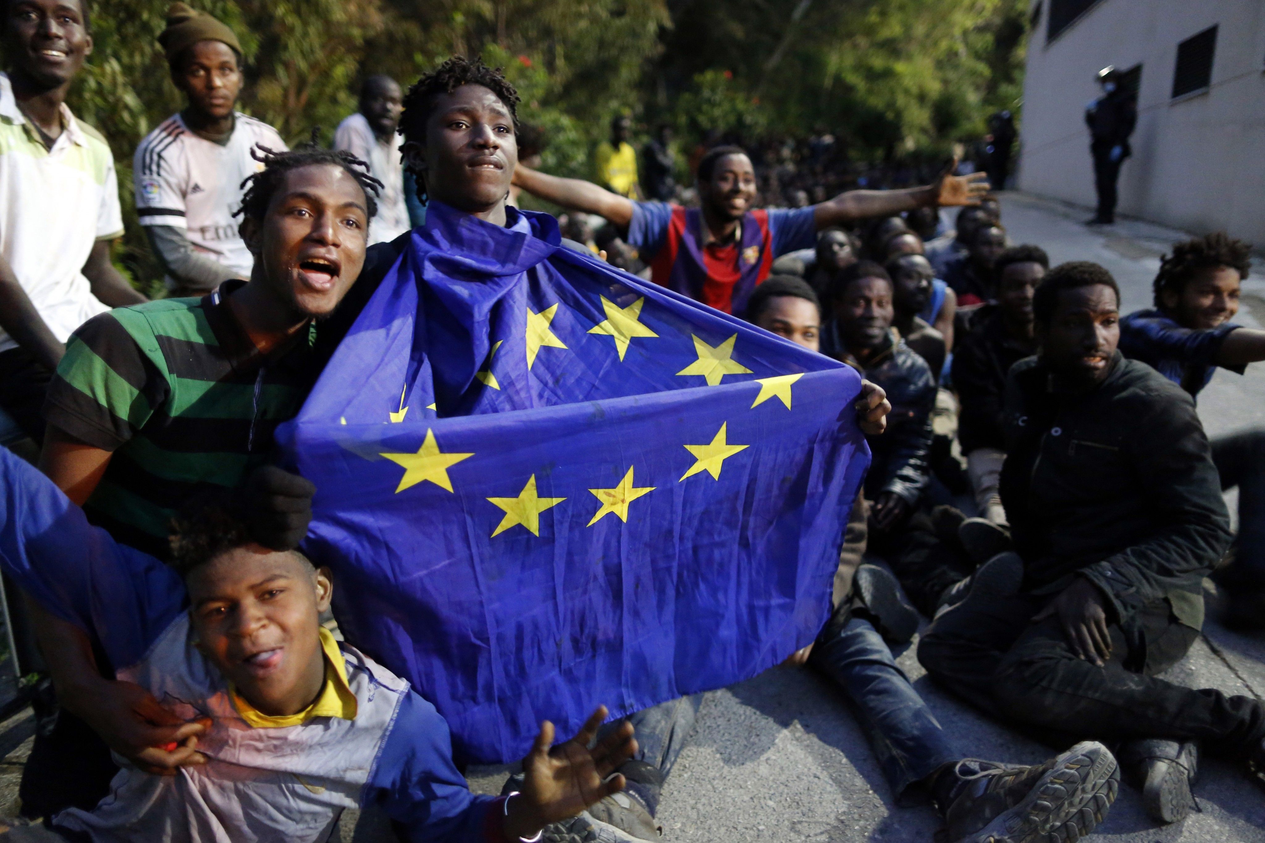 Flüchtlinge stürmten den Zaun der spanischen Enklave Ceuta. 