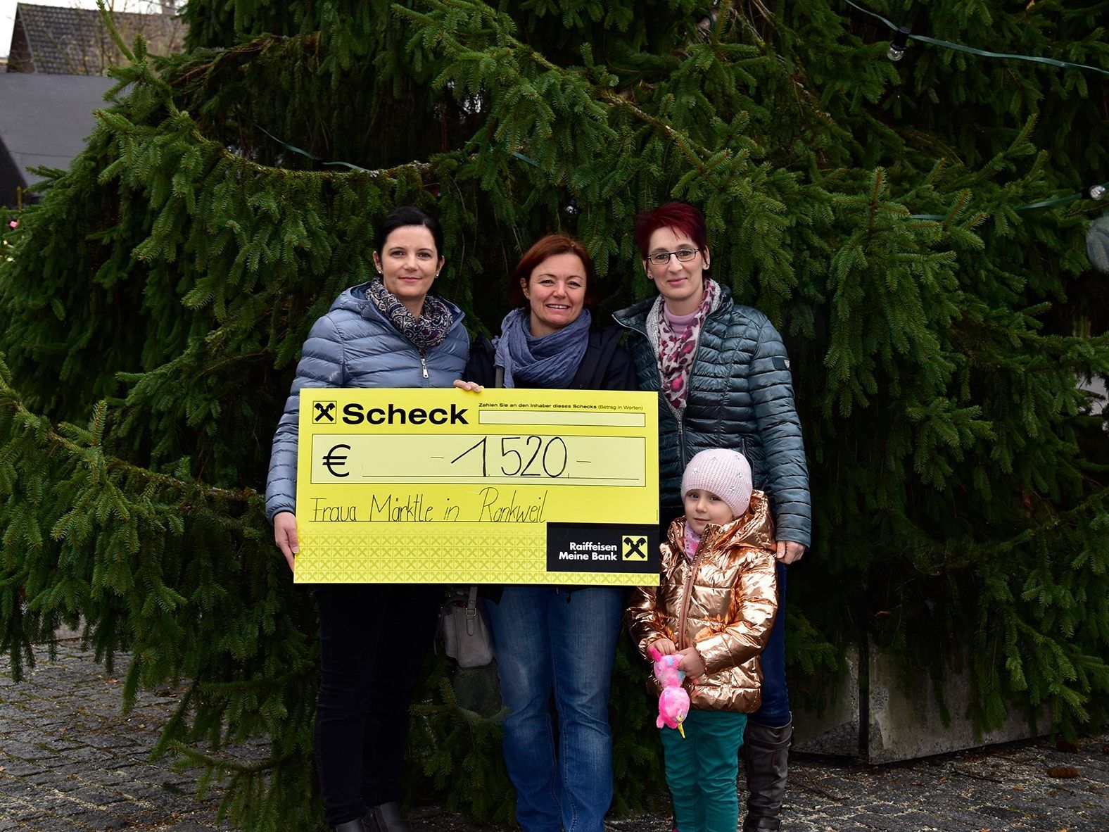 (v.l.) Tanja Schroller von der Marktgemeinde Rankweil sowie die Markt-Organisatorinnen Monika Steiner Monika und Ivonne Wiegand mit Tochter Vanessa.