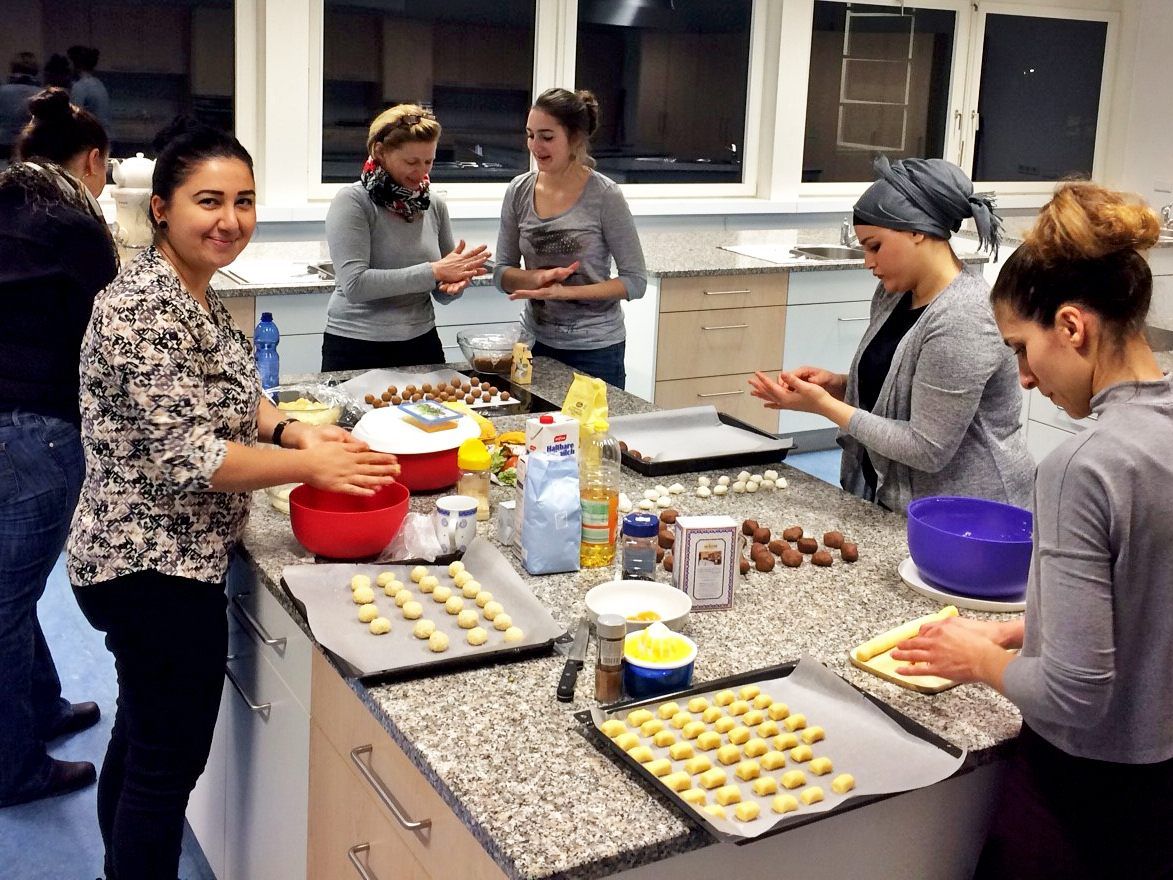 Traditionelles Kekse backen beim letzten Frauentreff in diesem Jahr.