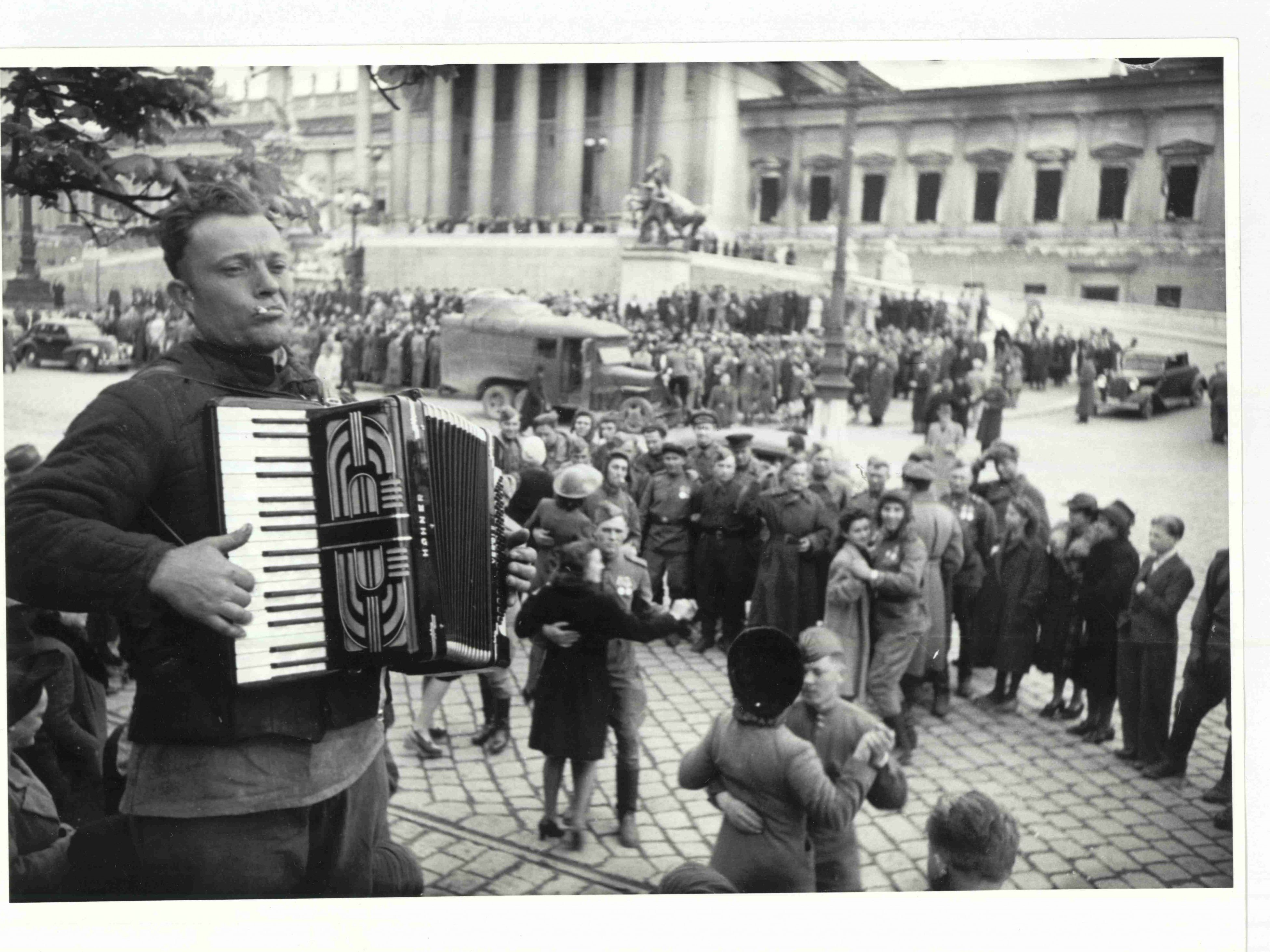 Musik und Tanz vor dem Parlament in Wien Musik und Tanz vor dem Parlament in Wien
