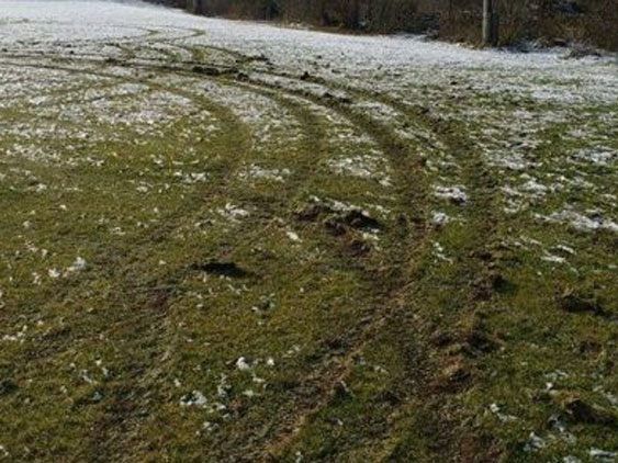 Ein bisher Unbekannter tobte sich zum wiederholten Male auf dem Fußballplatz aus. Ein bisher Unbekannter tobte sich zum wiederholten Male auf dem Fußballplatz aus.