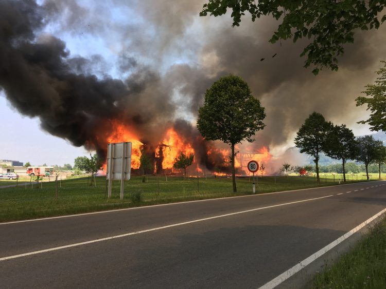 Stallgebäude in Götzis in Flammen. (VOL.AT/Rauch) Stallgebäude in Götzis in Flammen. (VOL.AT/Rauch)