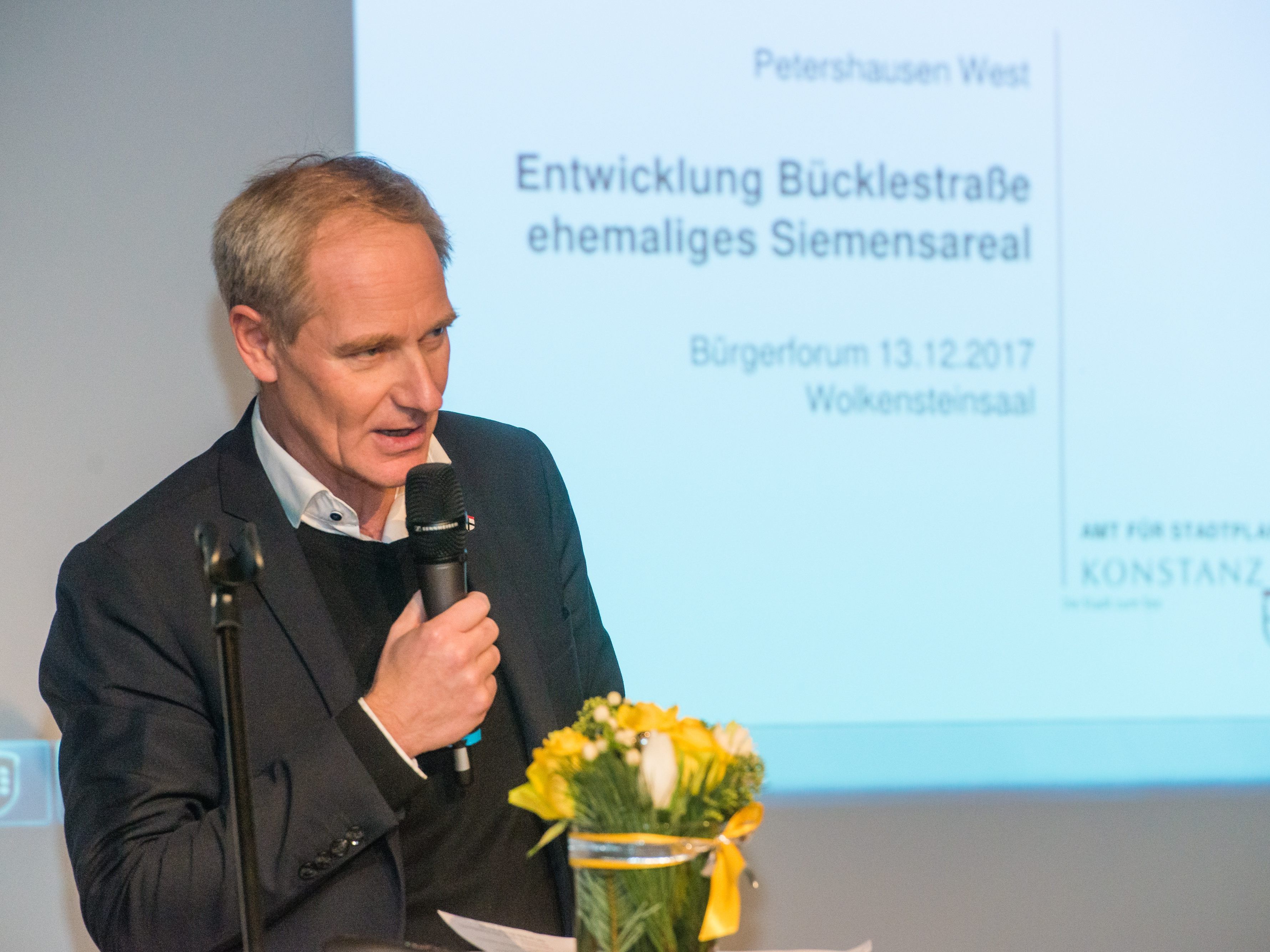 Bürgermeister Karl Langensteiner-Schönborn informierte einleitend über die städtebaulichen Rahmenbedingungen des Projekts auf dem ehemaligen Siemens-Areal in Konstanz-Petershausen. Bürgermeister Karl Langensteiner-Schönborn informierte einleitend über die städtebaulichen Rahmenbedingungen des Projekts auf dem ehemaligen Siemens-Areal in Konstanz-Petershausen.