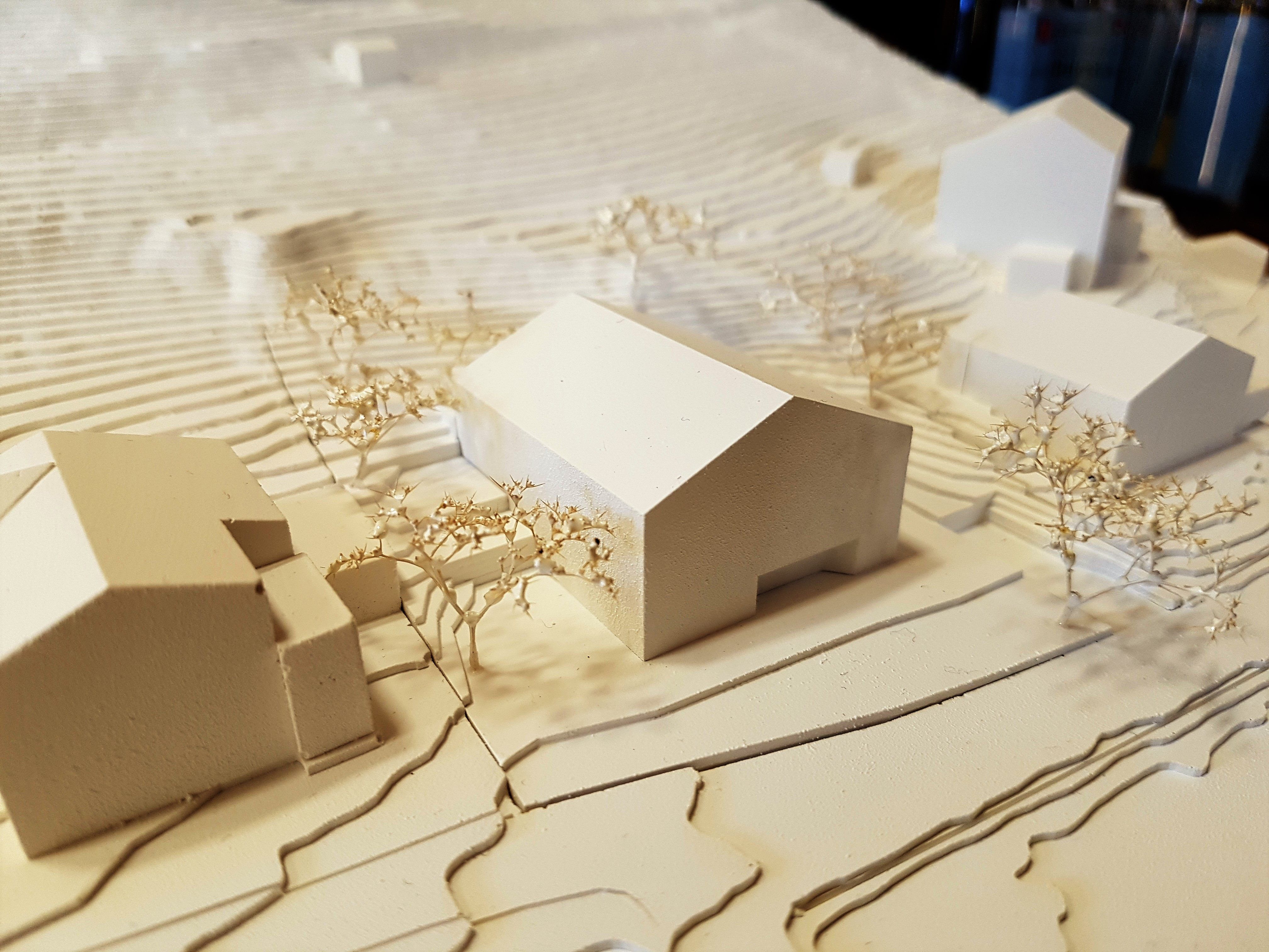 Das neue Mehrfamilienwohnhaus mit Satteldach nach dem Entwurf der Innsbrucker Architekten Lutz/Amann fügt sich gut in die dörfliche Struktur der 600-Einwohner-Gemeinde Stanz ein. Das neue Mehrfamilienwohnhaus mit Satteldach nach dem Entwurf der Innsbrucker Architekten Lutz/Amann fügt sich gut in die dörfliche Struktur der 600-Einwohner-Gemeinde Stanz ein.