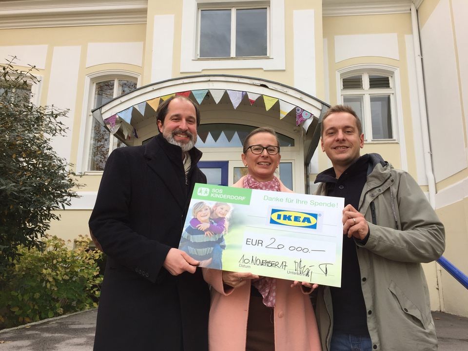 Thomas Wick (l.) und Barbara Osinger nehmen die Spende über 20.000 Euro von IKEA-Manager Matej Hargas entgegen.