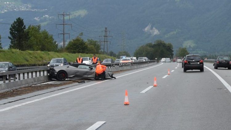 Teurer Unfall in der Schweiz. (Bild: Kantonspolizei St. Gallen) Teurer Unfall in der Schweiz. (Bild: Kantonspolizei St. Gallen)