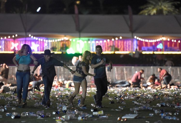 Schütze feuerte vom 32. Stockwerk eines Hotels aus auf Menschen. (Foto: AP) Schütze feuerte vom 32. Stockwerk eines Hotels aus auf Menschen. (Foto: AP)