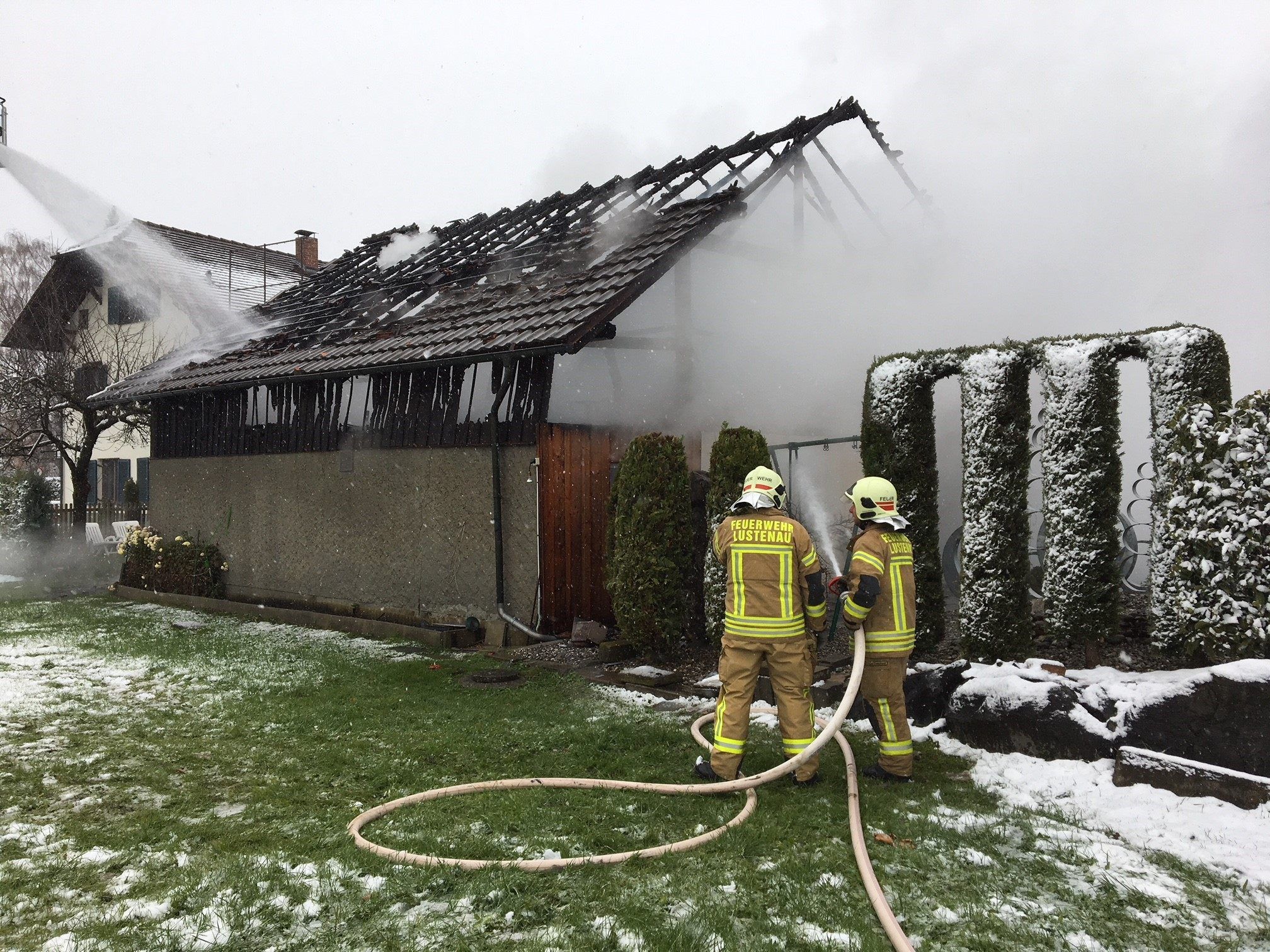 Ein Stallgebäude in Lustenau fing Feuer.