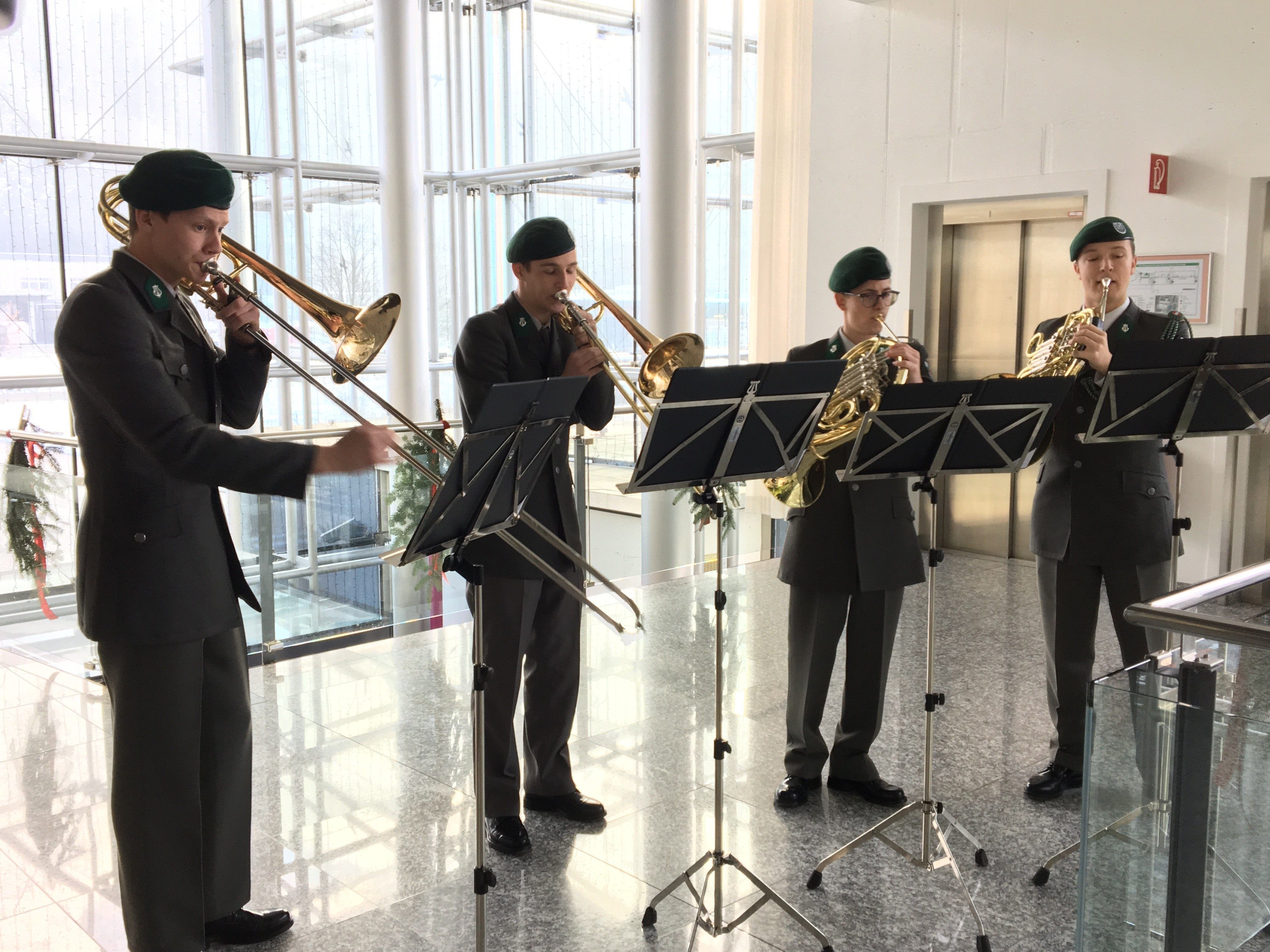 Die Militärmusik Vorarlbergs besucht das Medienhaus.