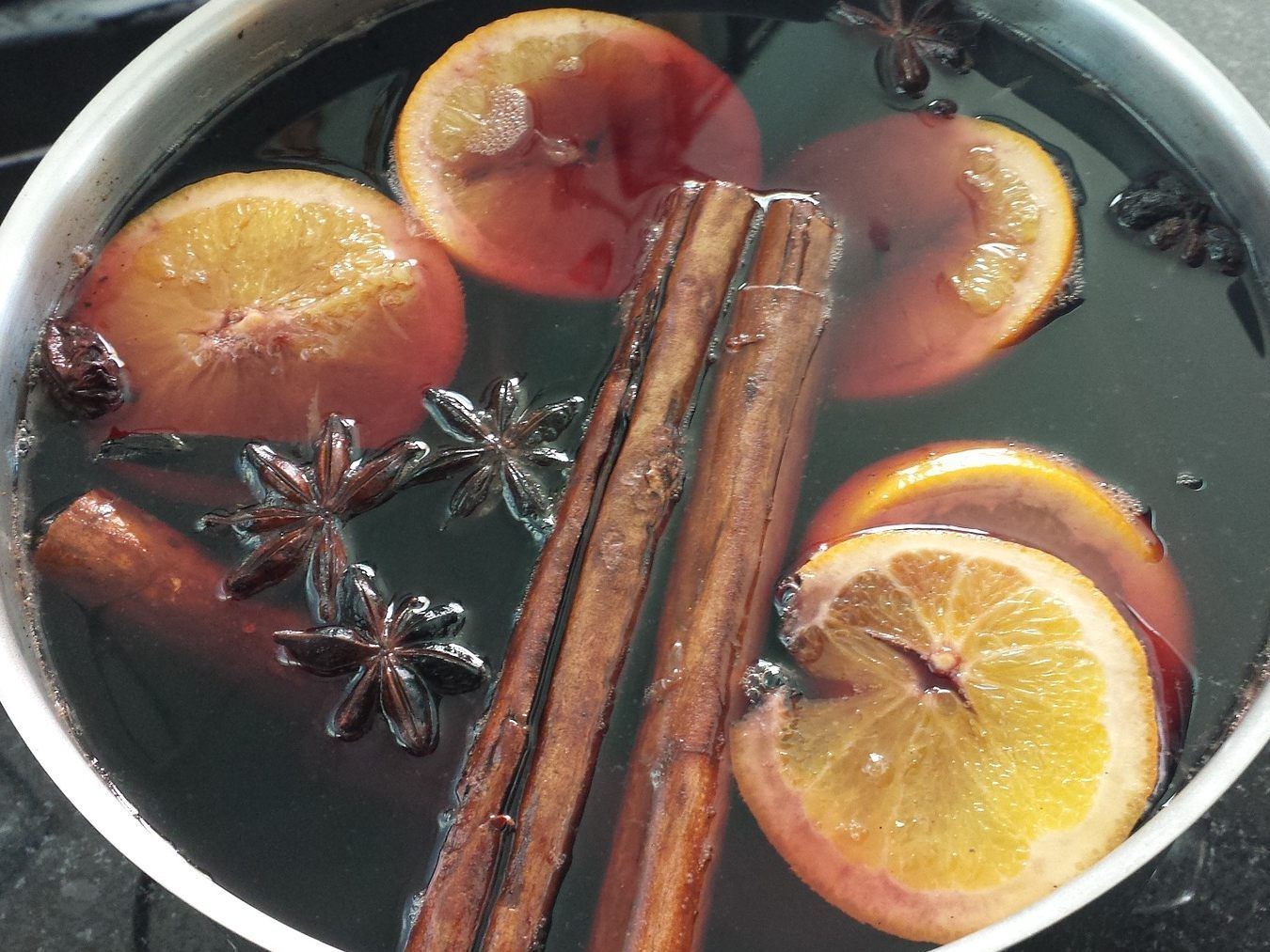 Diesen Winter gibt es einen neuen Trend: "Mulled Wine Hair". Diesen Winter gibt es einen neuen Trend: "Mulled Wine Hair".